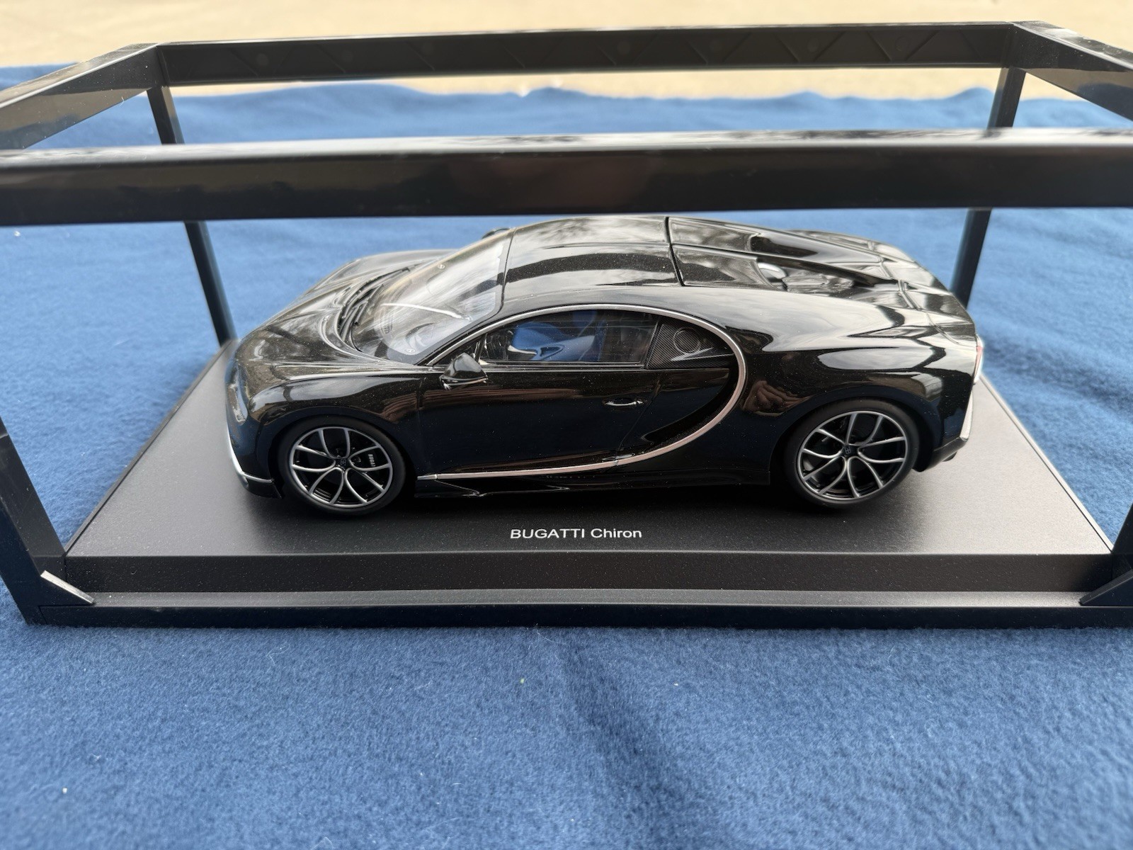 Kyosho OUSIA Bugatti Chiron 1/18 CO9548BK
