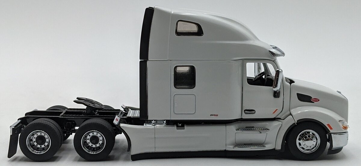 DieCast Masters 71072 1:50 Peterbilt 579 UltraLoft Tractor