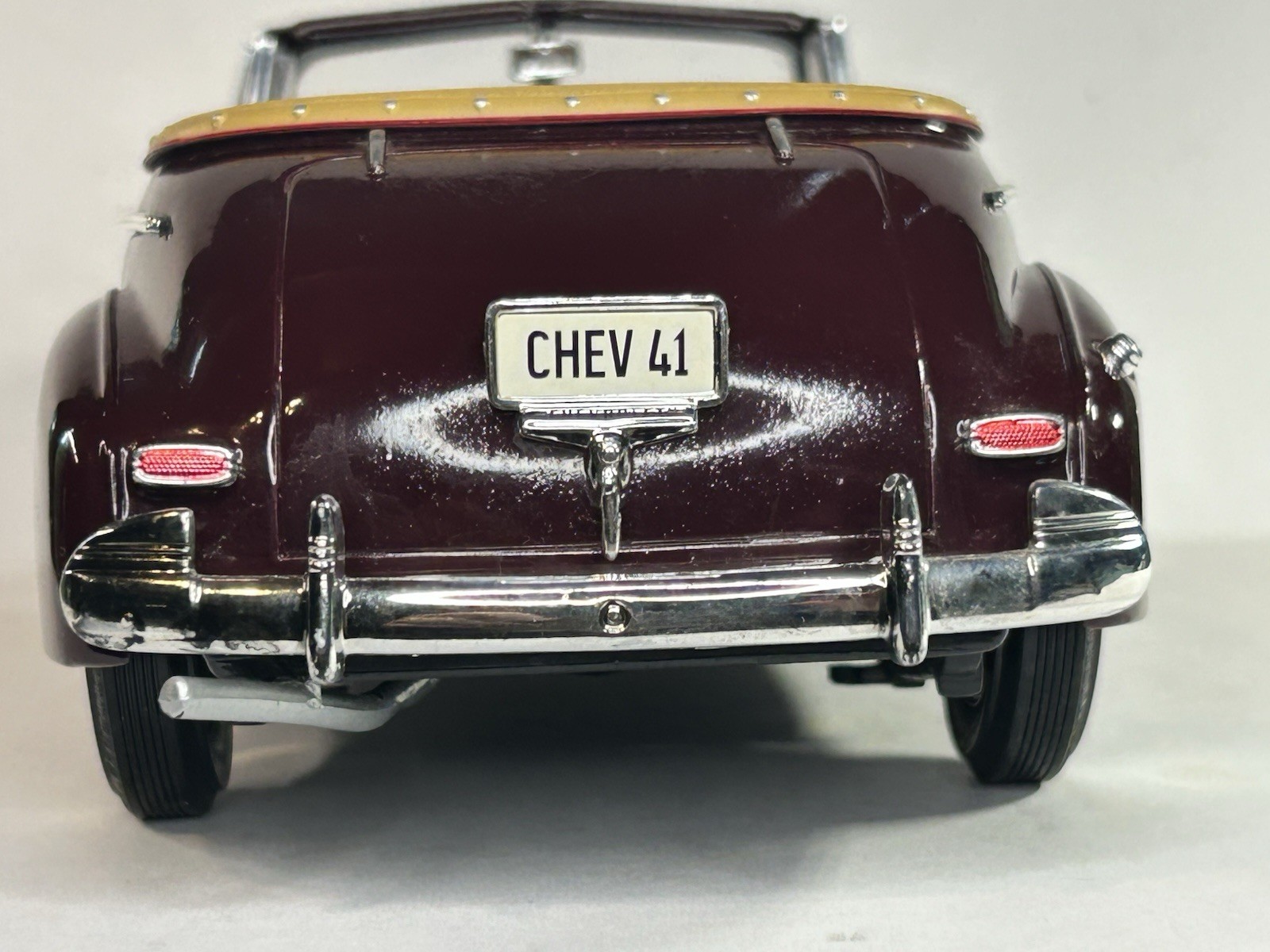Universal Hobbies 1941 Chevrolet Special Deluxe Convertible Burgundy 1:18 DC