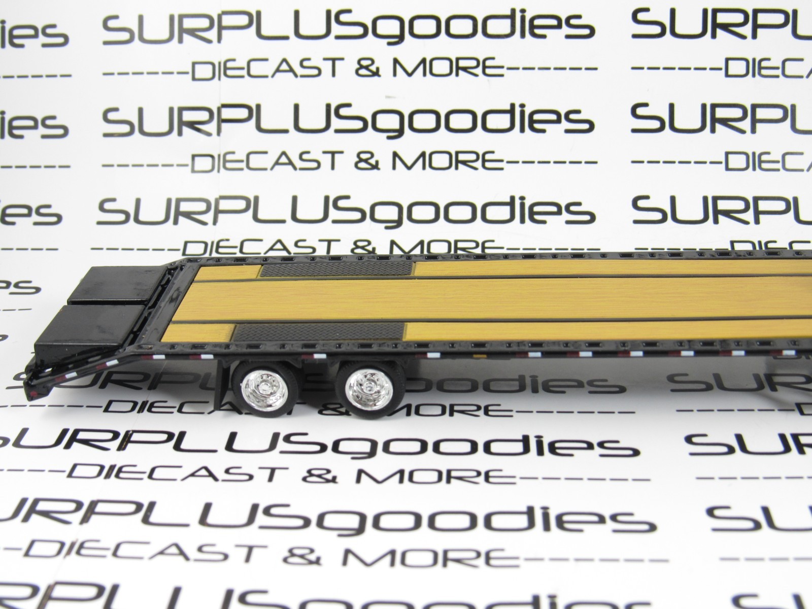 Greenlight 1:64 White 2022 GMC SIERRA 3500 Pro Dually Pickup w/Gooseneck Trailer