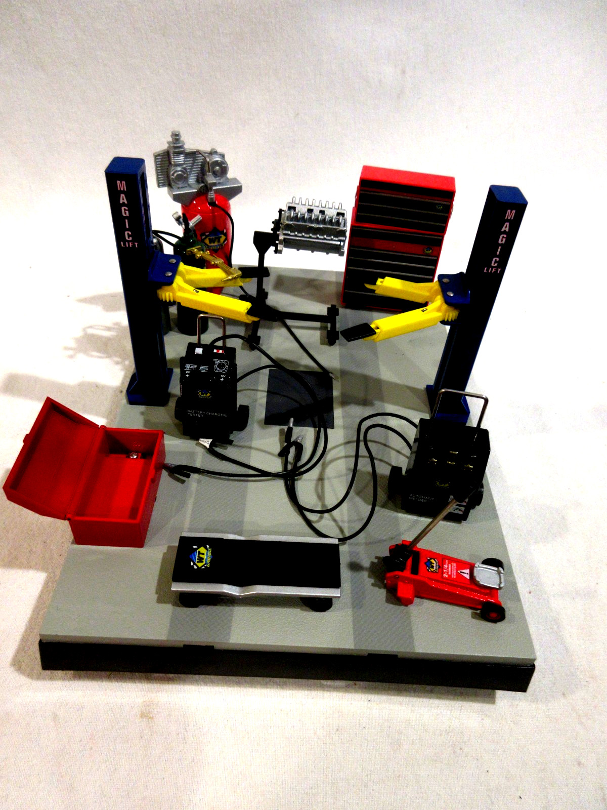Die Cast Mechanics Garage/Workshop w/Tools Working Lift 1:18 Scale by WT & Magic