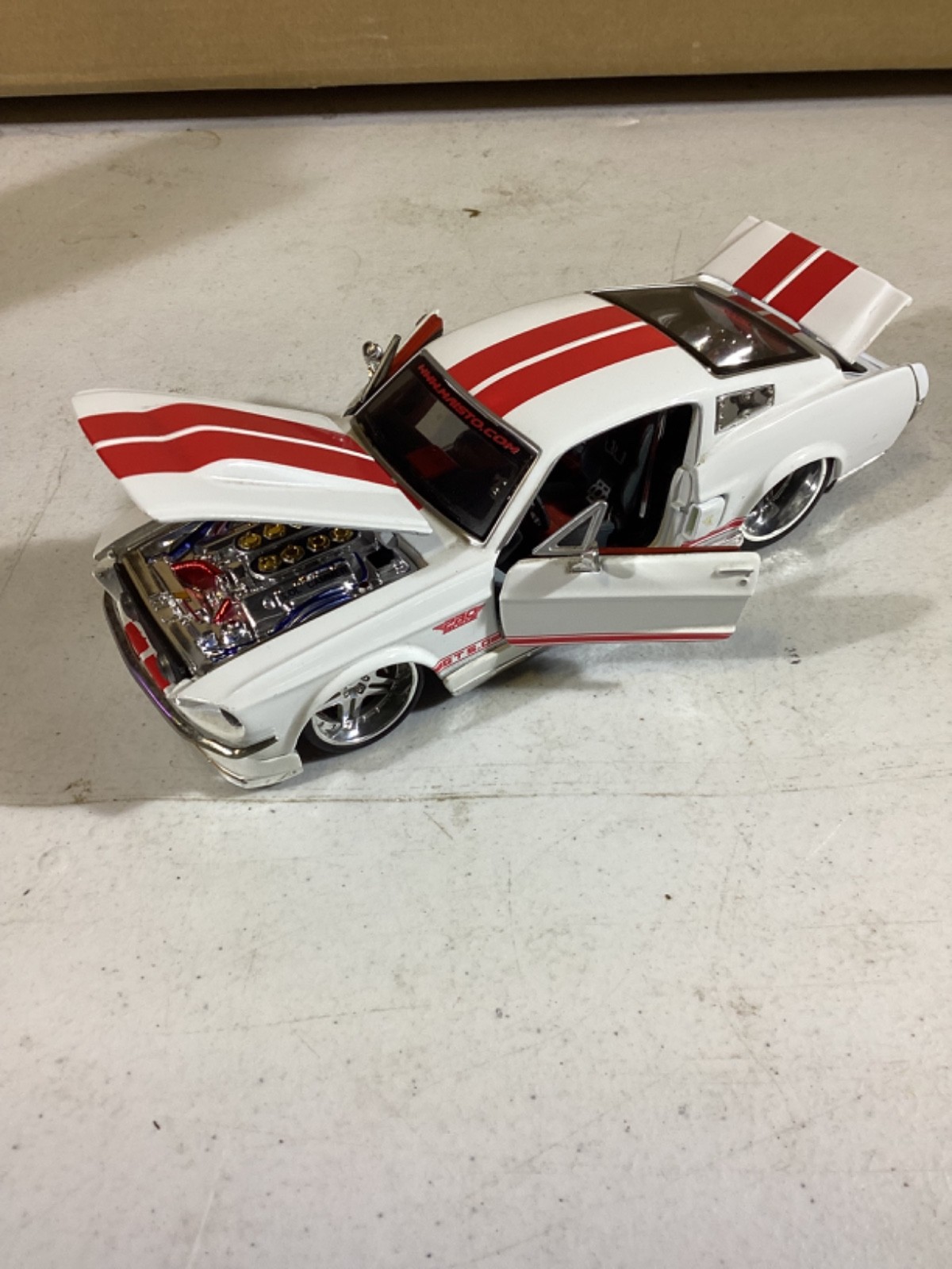 Maisto 1967 Ford Mustang GT 1:24 Diecast Model Car White/Red *No Box