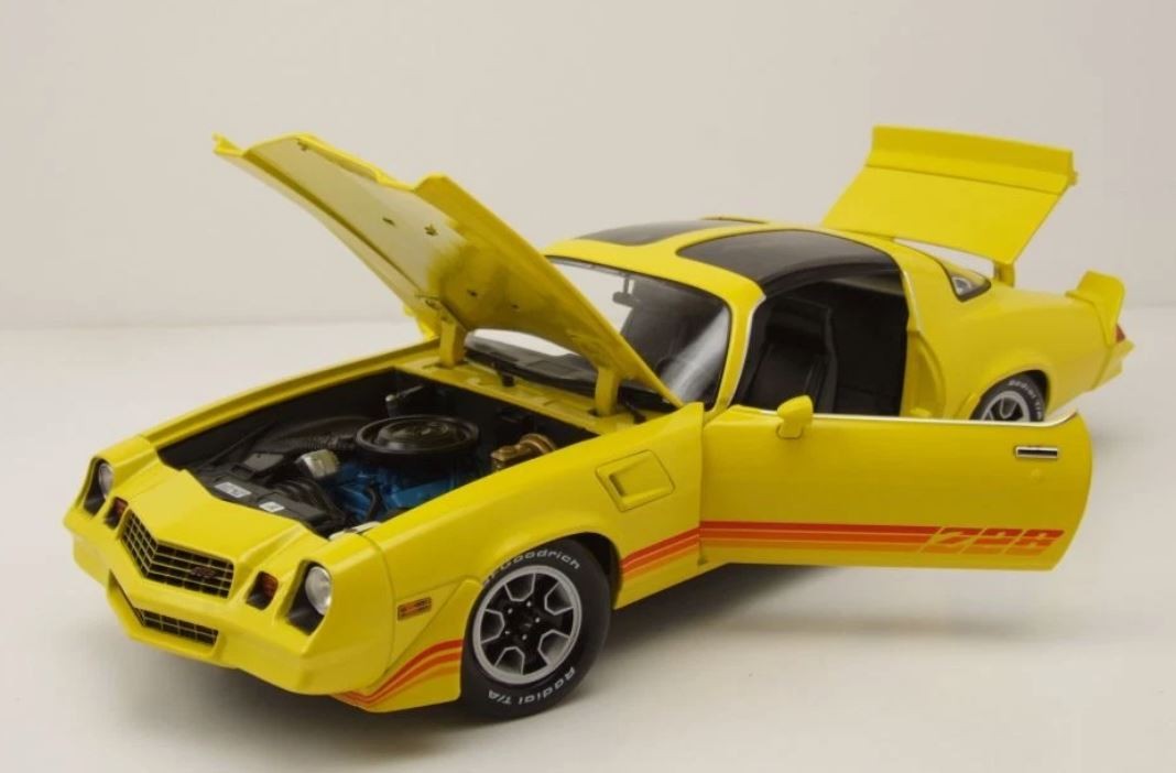 GREENLIGHT,1980 CHEVROLET Camaro Z28 with Yellow sunroof with red stripes, 1/…