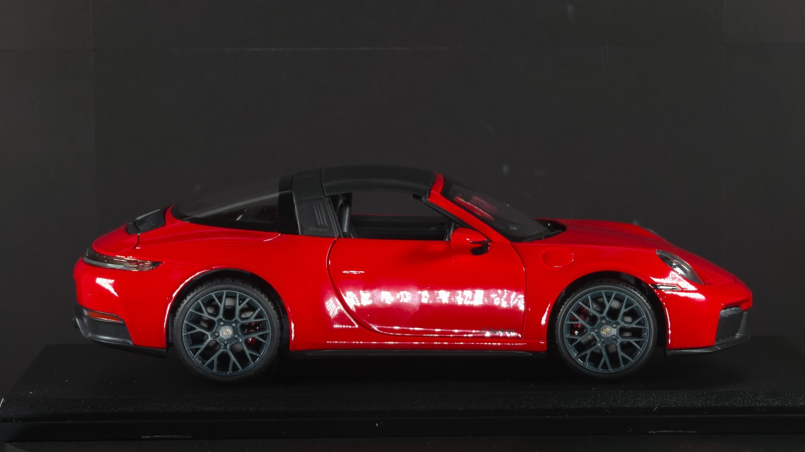 Porsche 911 Targa 4 GTS (992.2) 1:18 Maisto Exclusive Style Special Edition red