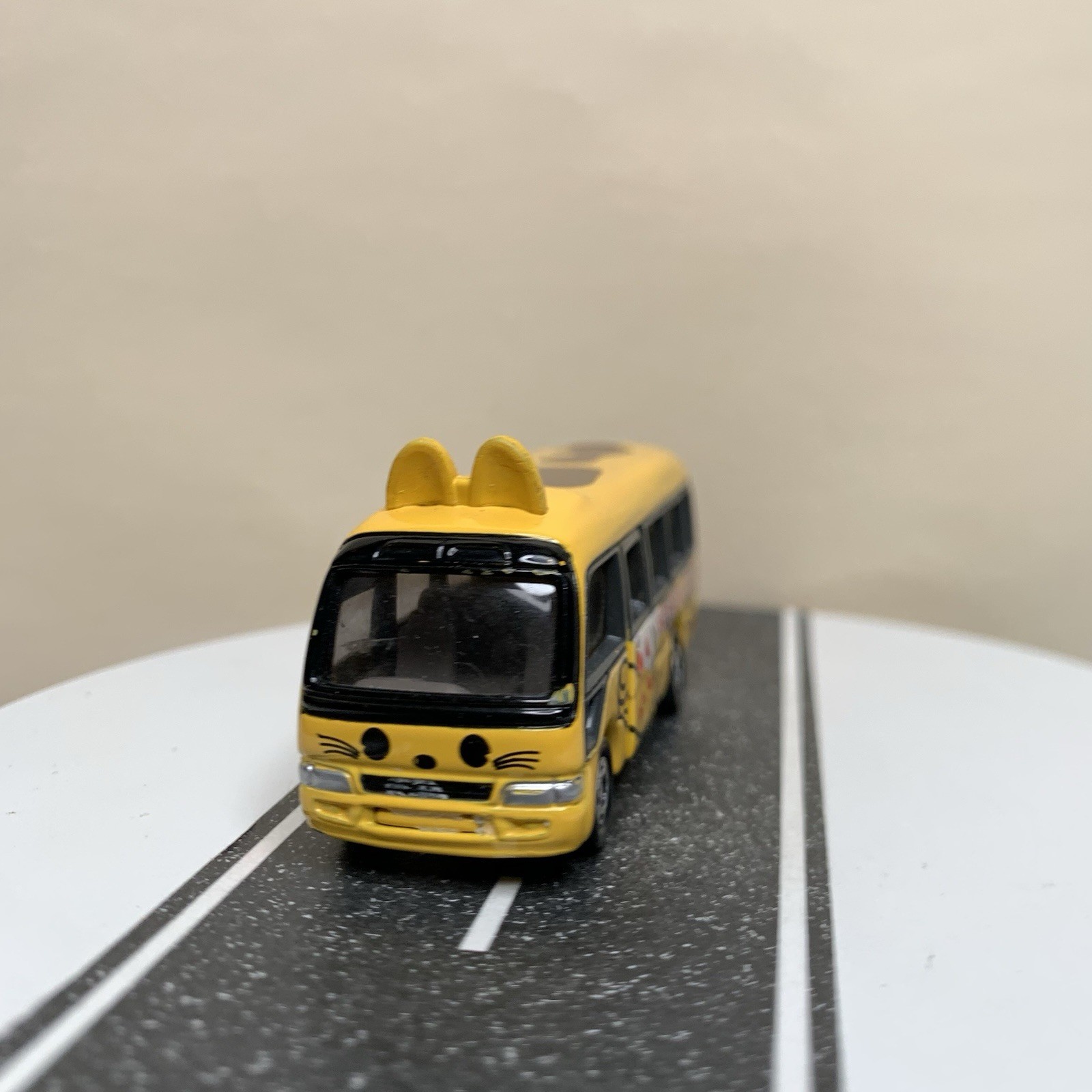 Tomy Tomica #92 Toyota Coaster Kindergarten Cat Animal School Bus Yellow 1/89
