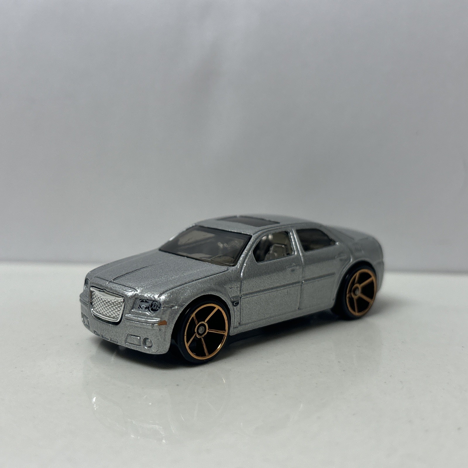 2005-2010 Chrysler 300C HEMI Collectible 1/64 Scale Diecast Diorama Model