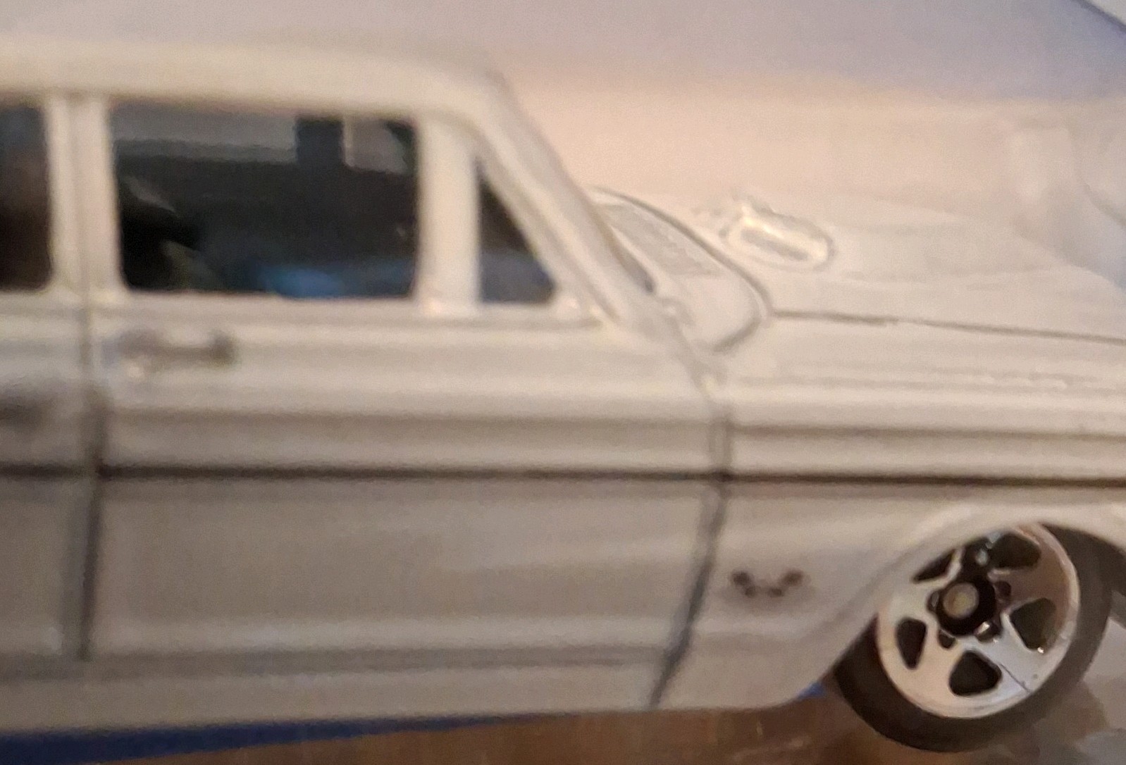 Hot Wheels Hot Auction 1963 Ford Thunderbird 1:64 Diecast White Unopened Box