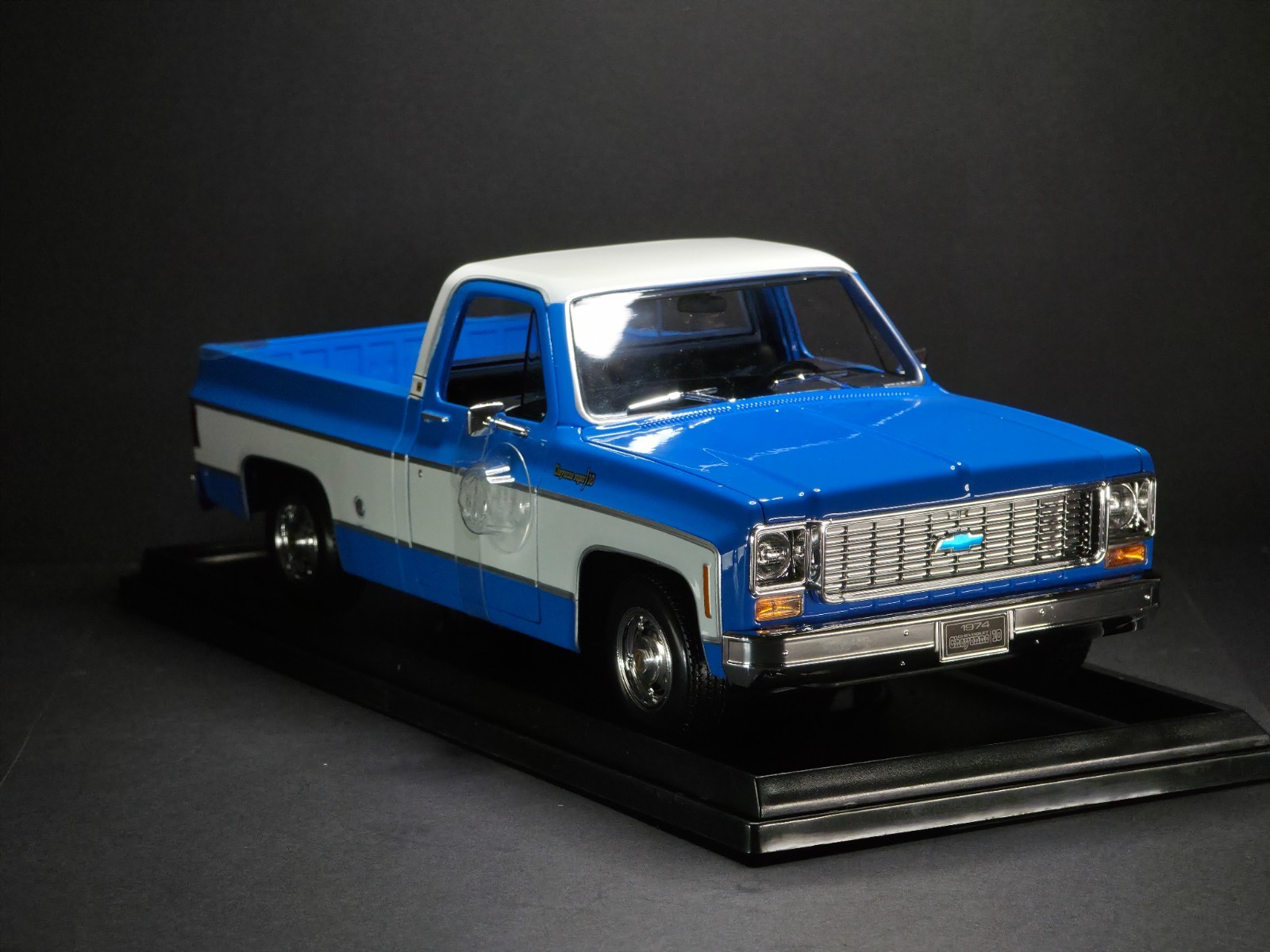 1974 Chevrolet C10 Cheyenne Super 1:18 Maisto Exclusive Style Special Edition