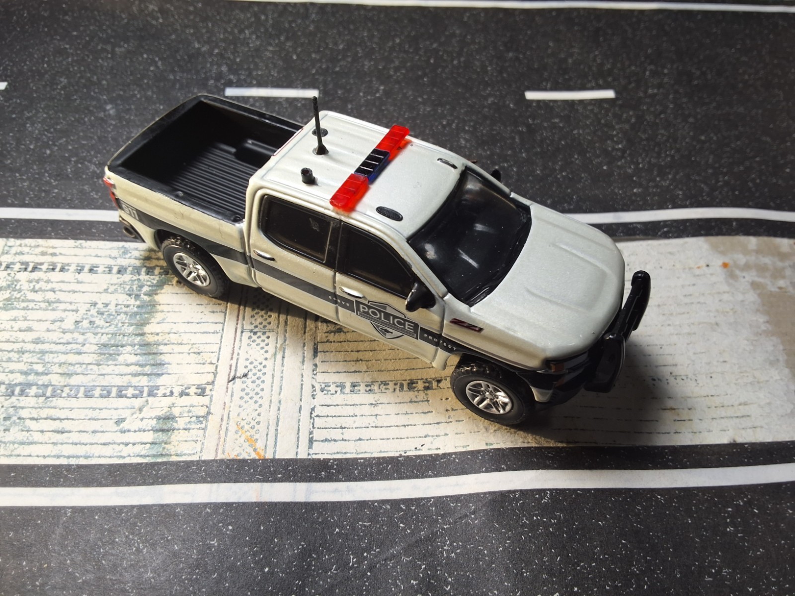 Greenlight Police Custom 1/64 Chevy Silverado SSV with Police Officer Driving