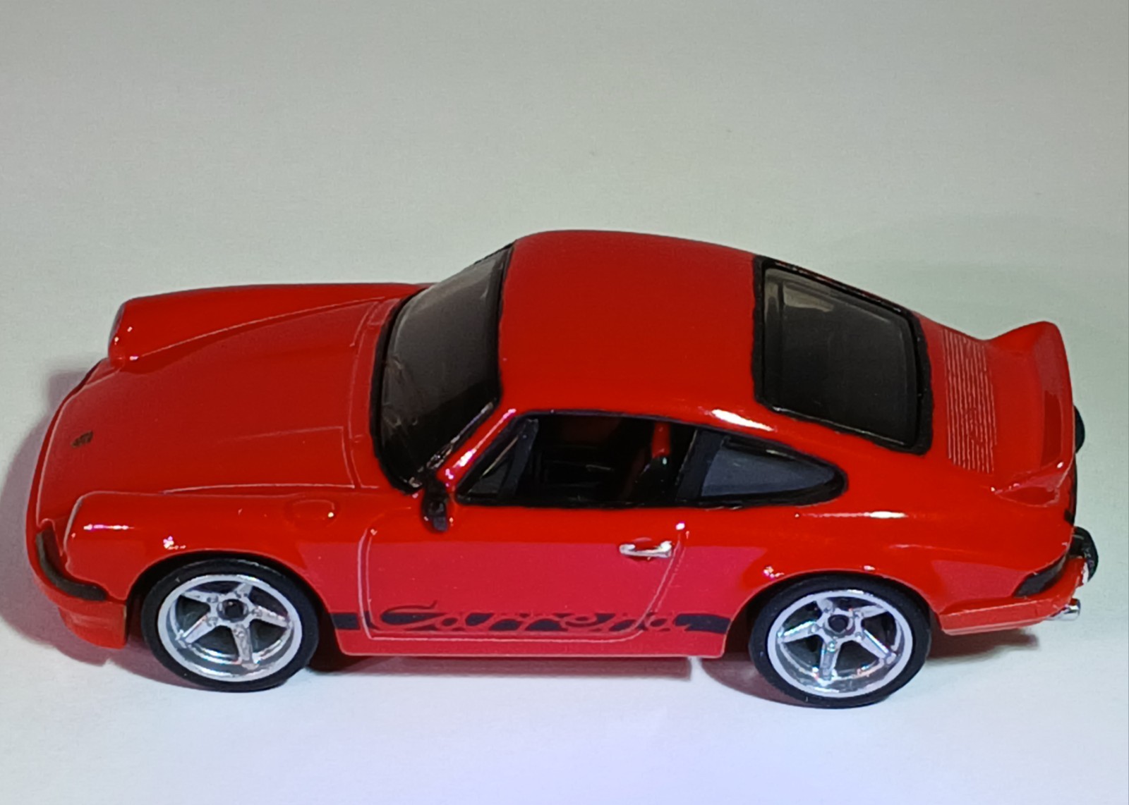 Hot Wheels Factory Fresh Porsche 911 Carrera RS 2.7 Red 1:64 Real Riders- Inter.