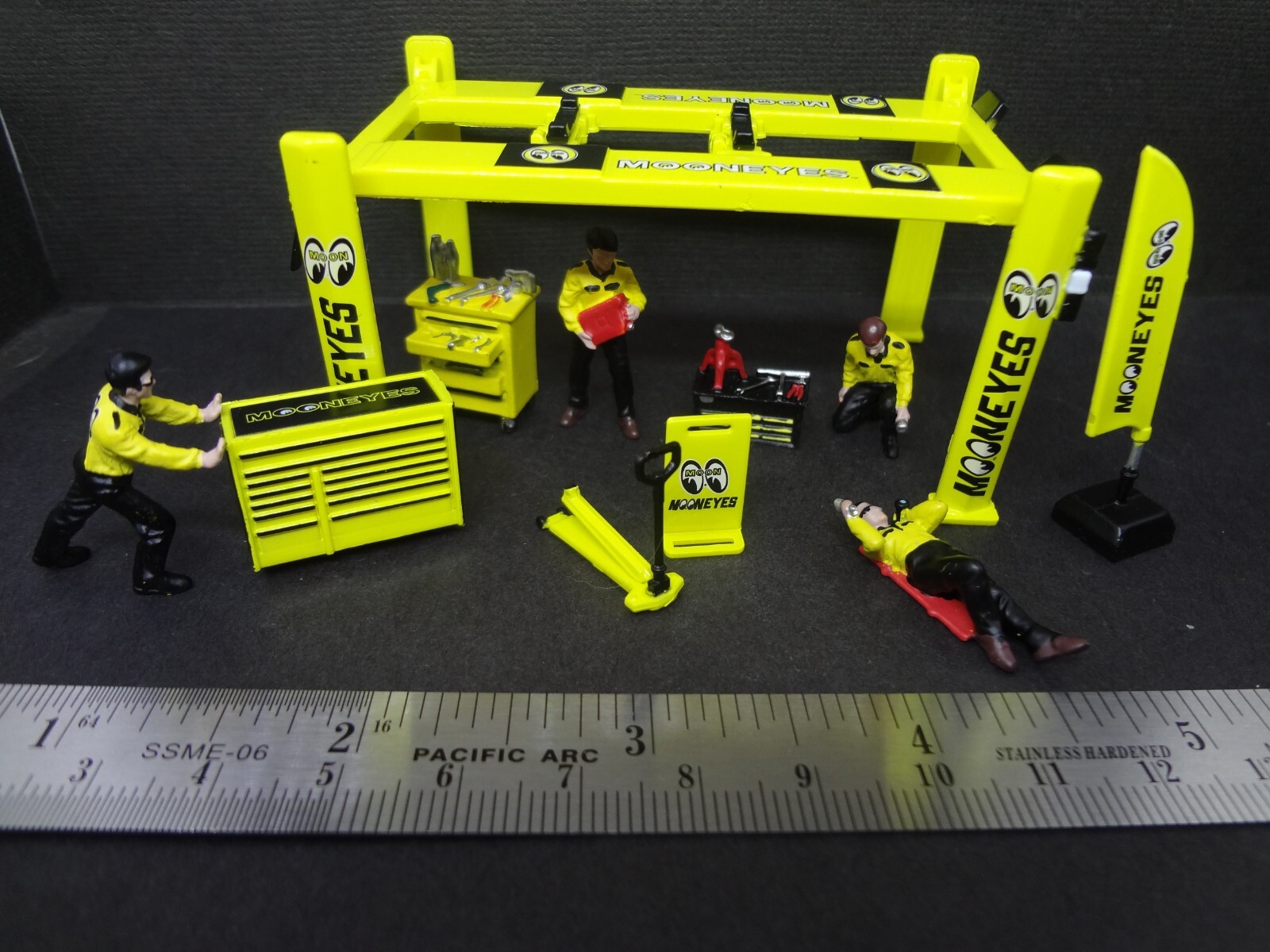 1:64 Scale figure set MOONEYES Mechanics + Moon Garage Set w/ lift + stickers