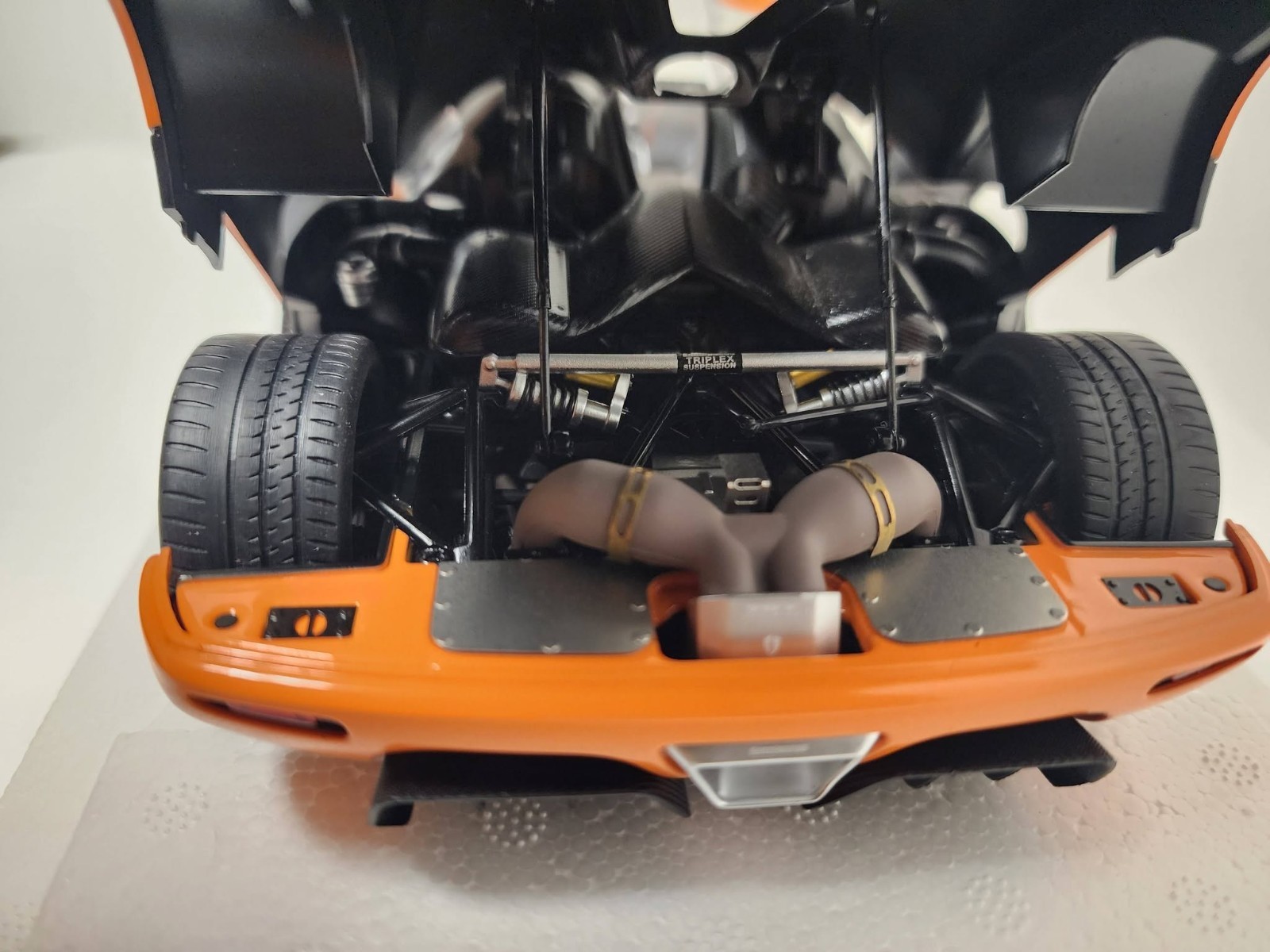 AUTOart: 1/18 autoart model car – Koenigsegg One 1 Agera RS, cone orange/black.