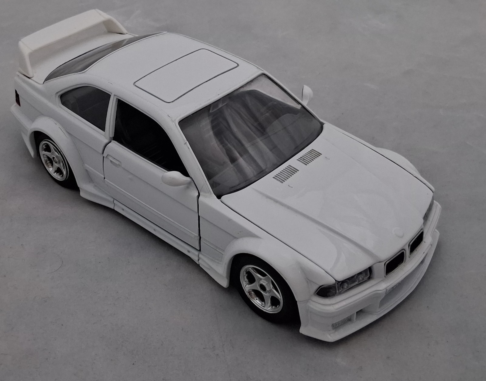 1996 BMW M3 E36 1:24 Diecast (White) : Burago