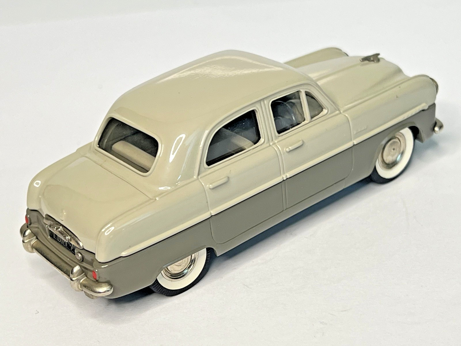 Lansdowne 1:43 Scale LD7 1954 Ford Zephyr Zodiac Sedan – 2 Tone Gray