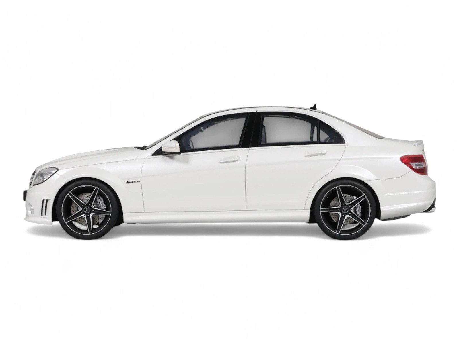 2007 MERCEDES-BENZ C63 AMG DIAMOND WHITE 1/18 MODEL CAR BY GT SPIRIT GT928