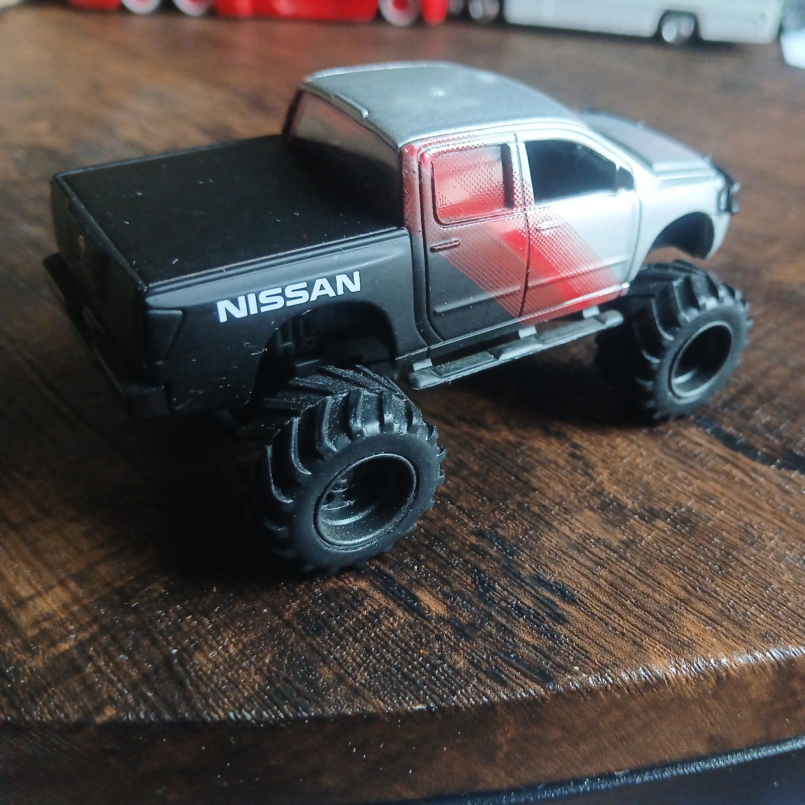 2023 JADA JUST TRUCKS WAVE 38 – 2006 NISSAN TITAN silver, black & red