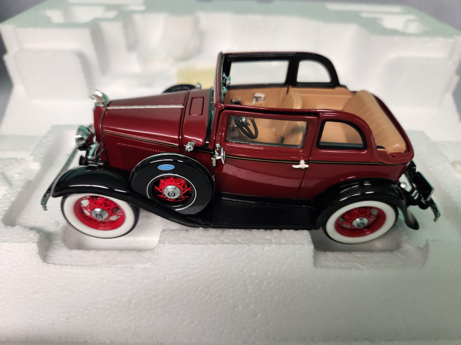 Franklin Mint 1/24 Diecast 1932 Ford V8 Bonnie and Clyde’s BOX AND ALL PAPERS