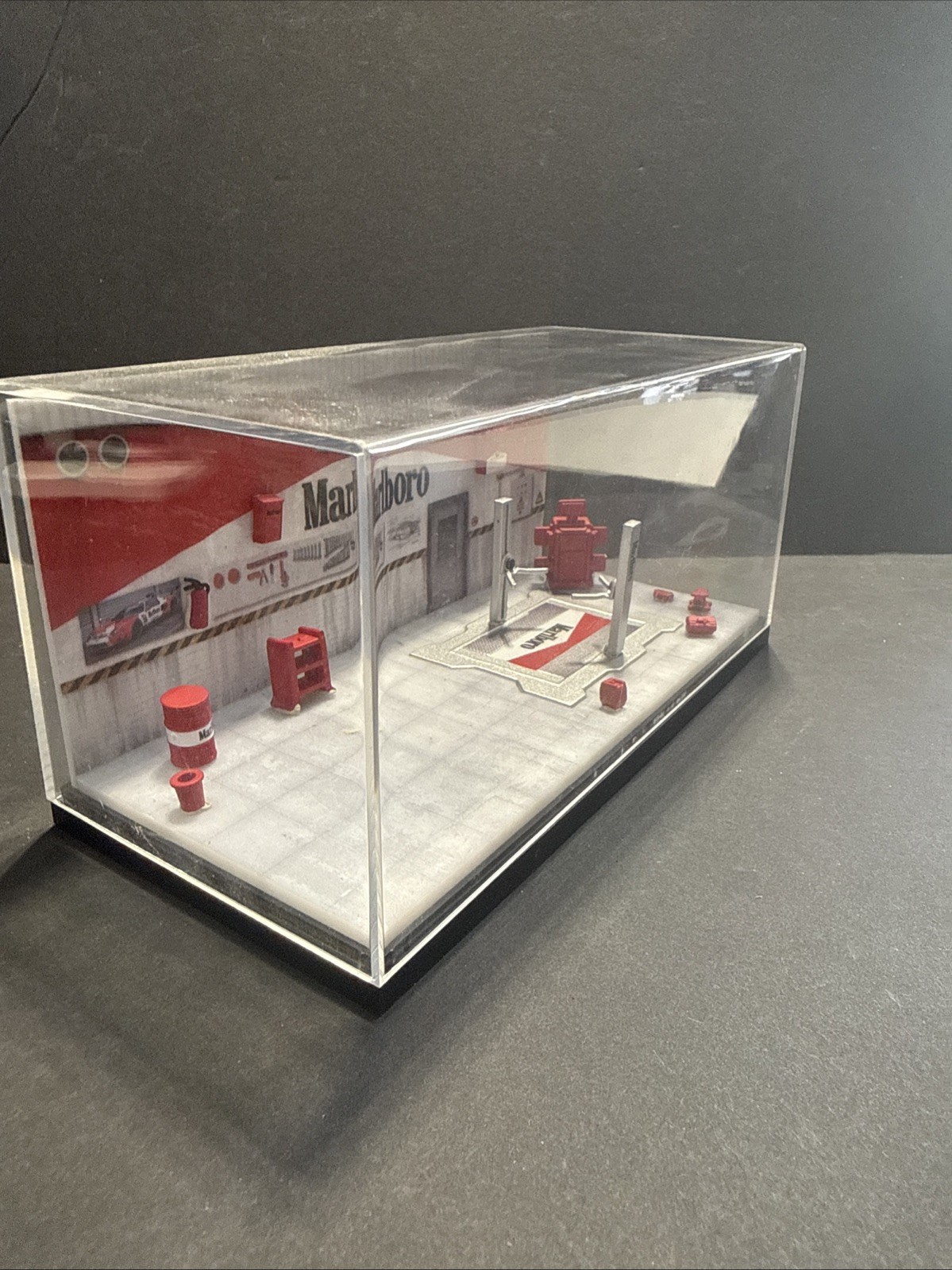 MoreArt 1:64 Diorama Display case AutoMobile Repair Workshop Garage MARLBORO