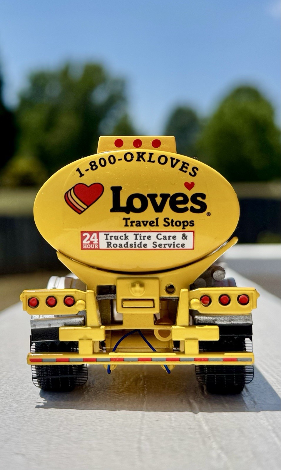 Tonkin 1/53 Loves Freightliner Cascadia Day Cab Fuel Tanker Semi Limited Edition
