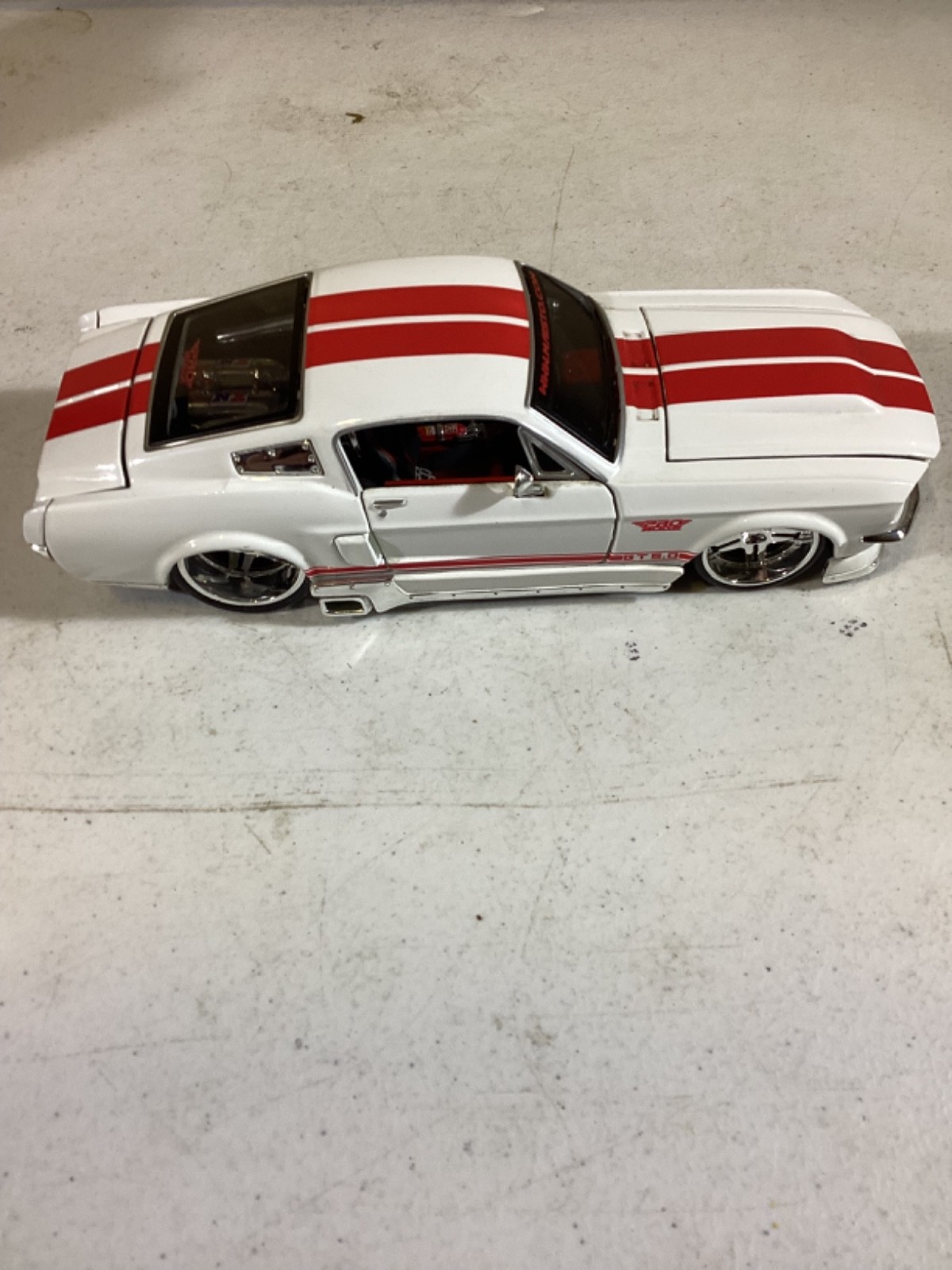 Maisto 1967 Ford Mustang GT 1:24 Diecast Model Car White/Red *No Box