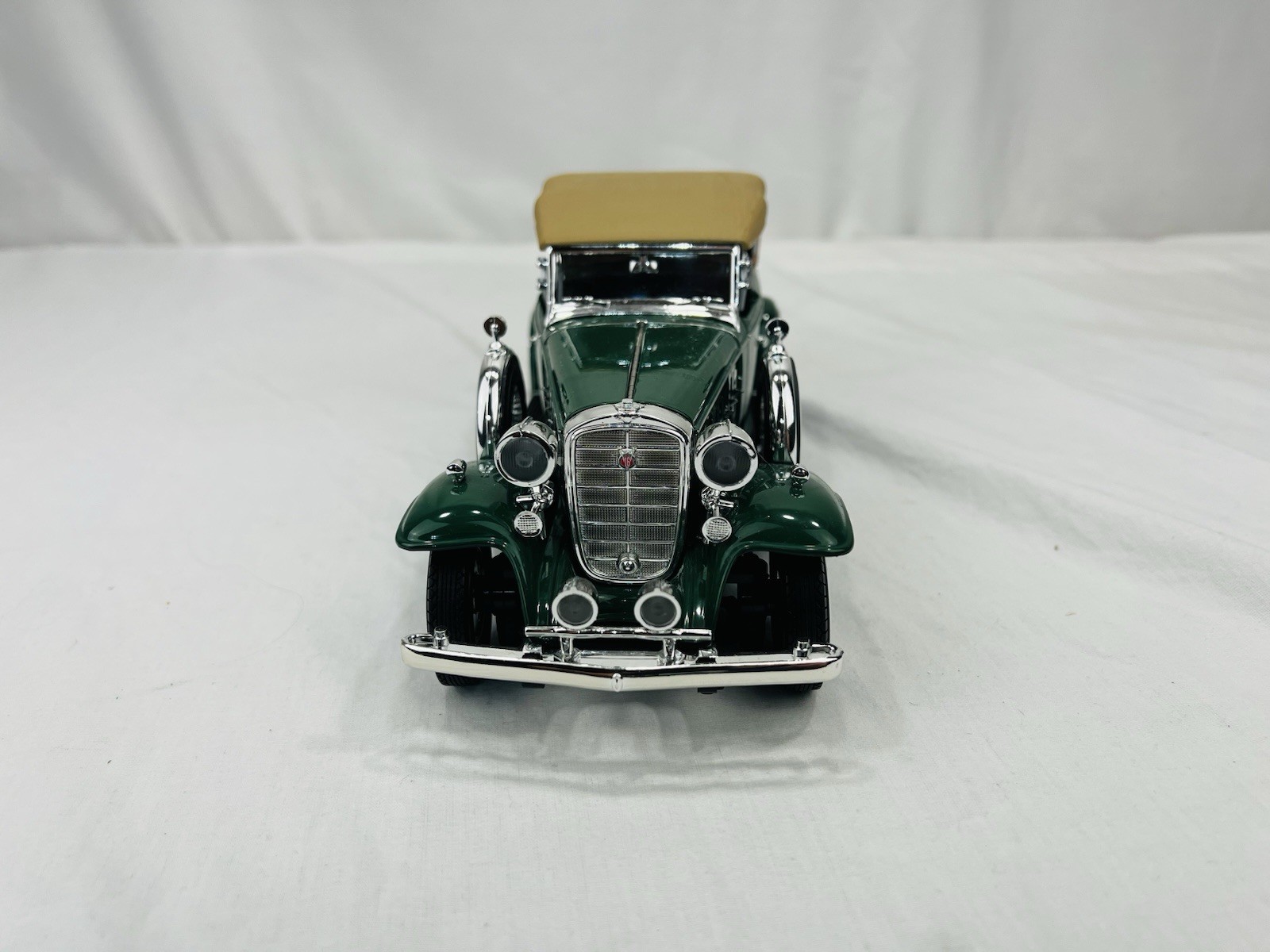 Auto World 1932 CADILLAC V16 SPORT PHAETON 1:18 Scale Dark Green/Tan Top