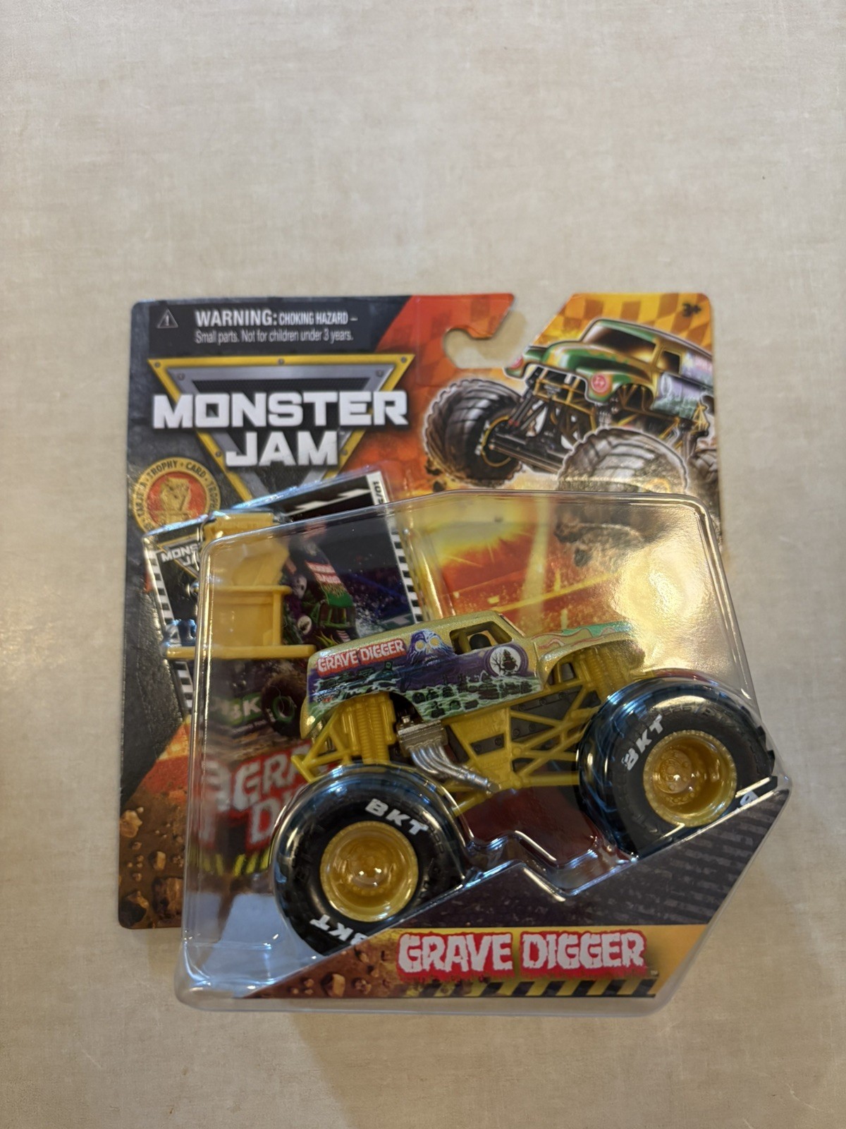 SPIN MASTER 2026 MONSTER JAM GOLD TROPHY CARD SERIES #01 GRAVE DIGGER