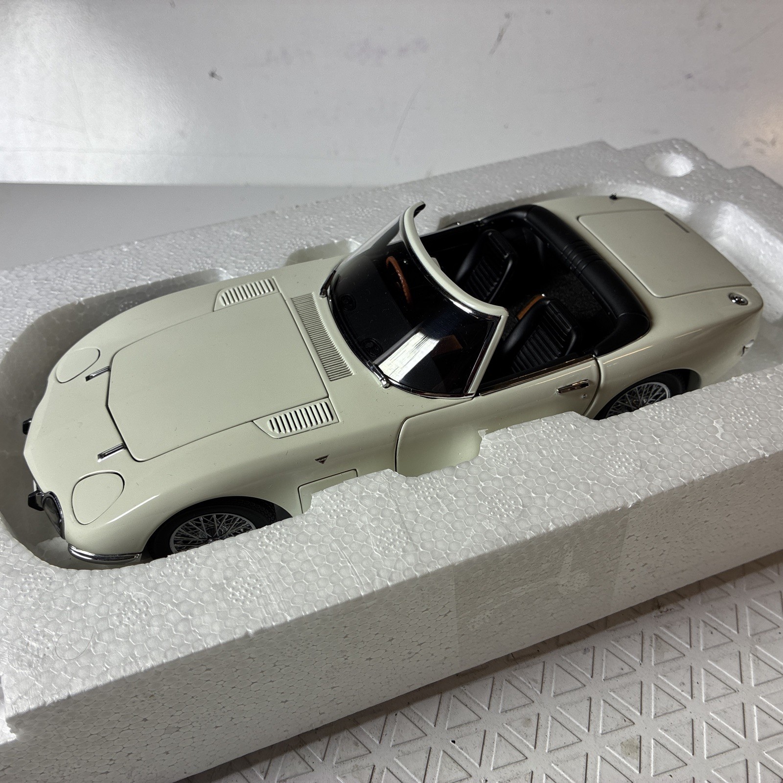 AUTO art MILLENNIUM 1/18 TOYOTA 2000GT White Miniature Scal bond Car Hobby 2010