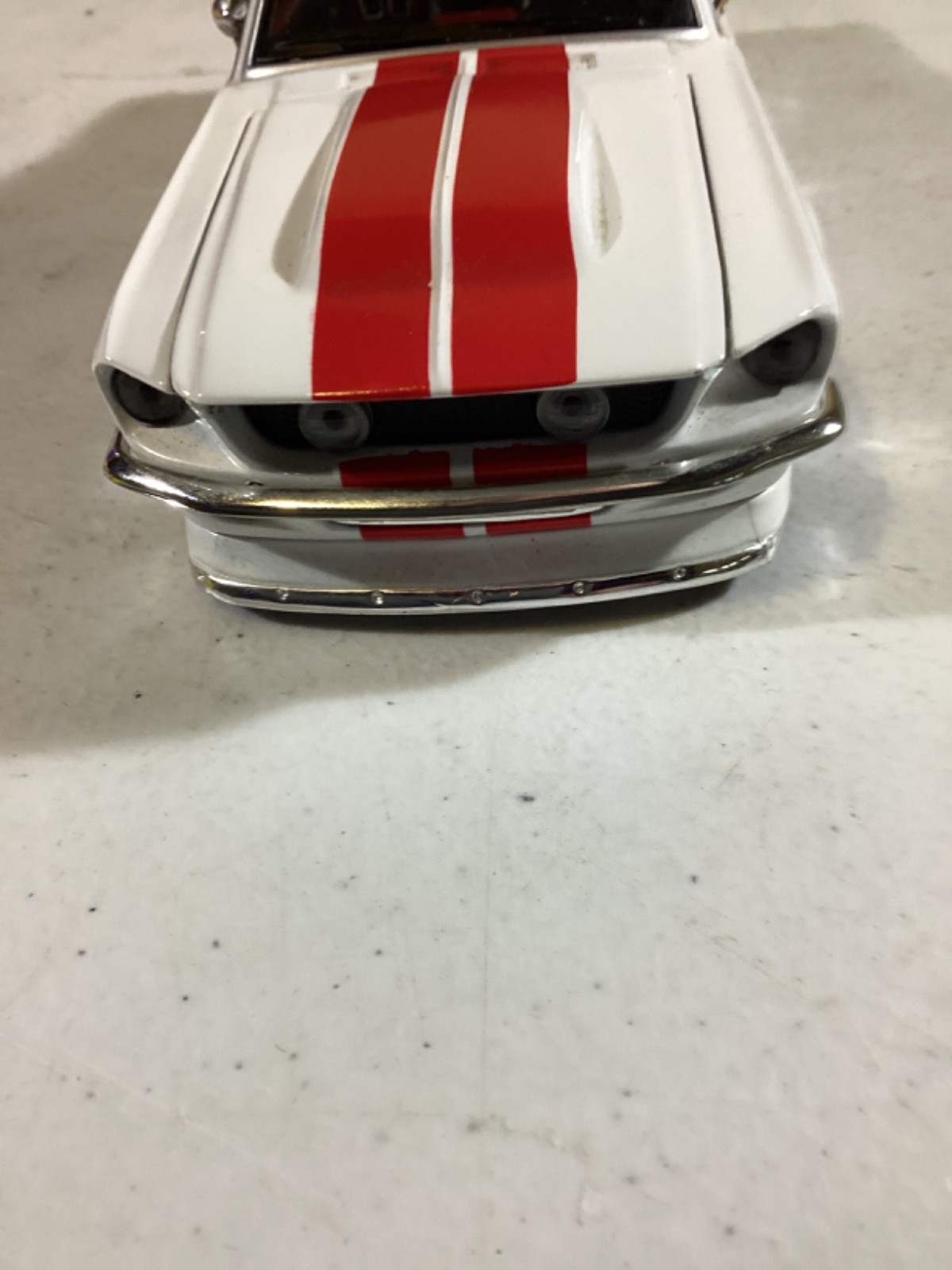 Maisto 1967 Ford Mustang GT 1:24 Diecast Model Car White/Red *No Box