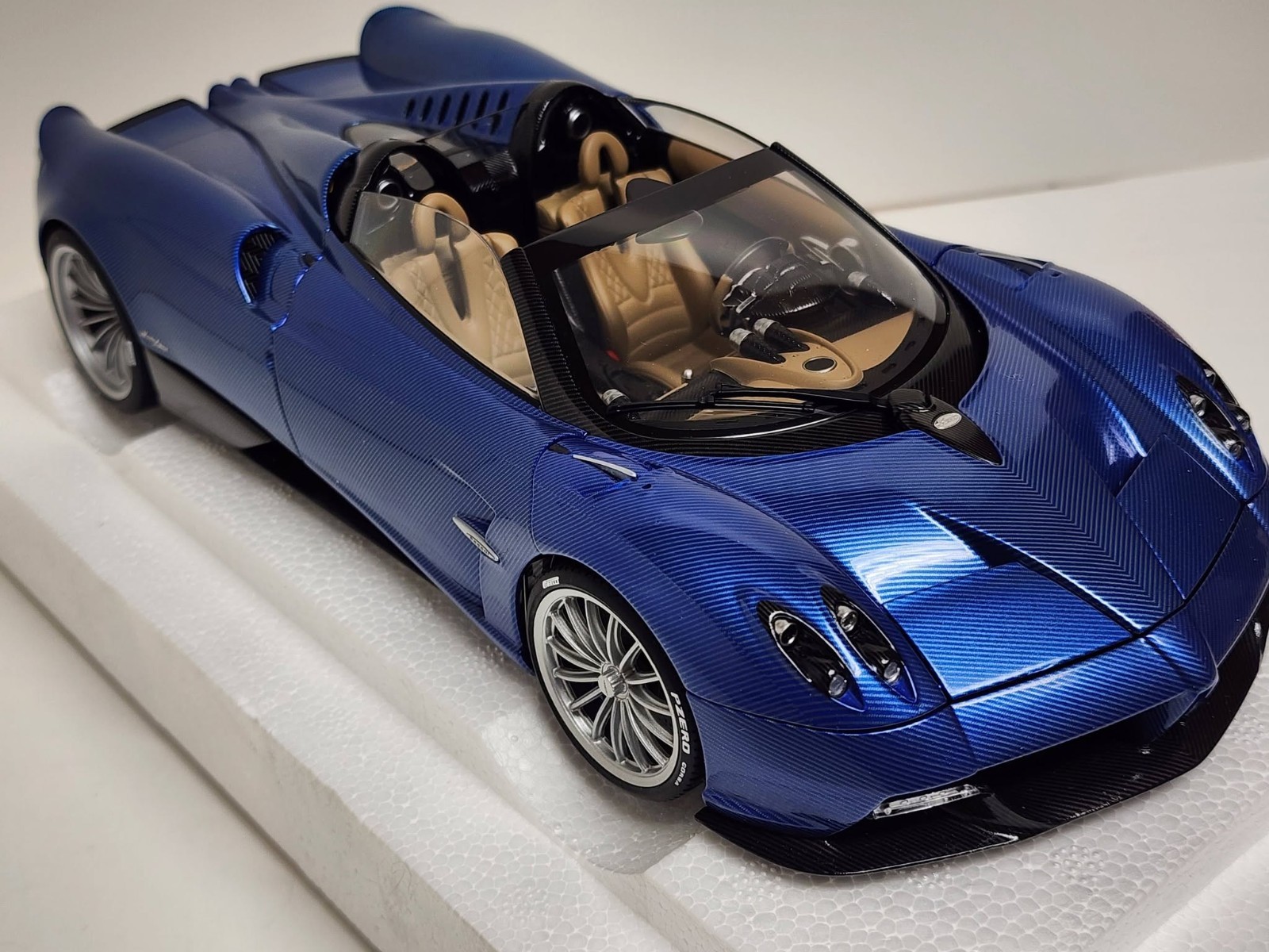 AUTOart 1:18 diecast car – Pagani Huayra Roadster (BLU Tricolore Carbon Fiber).