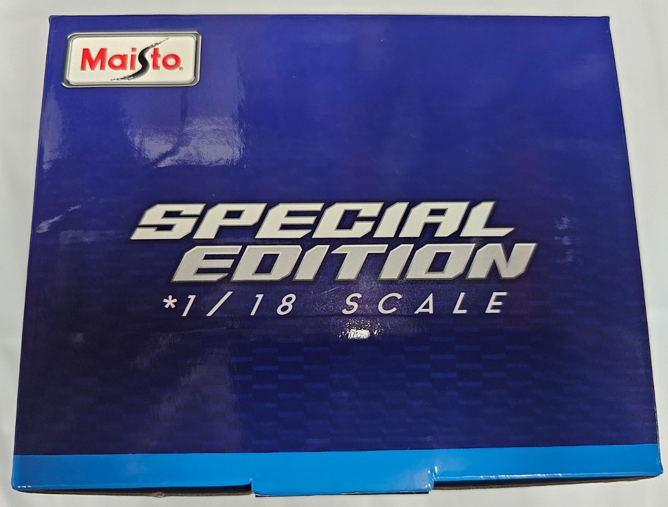Maisto 1974 C10 Cheyenne Super Pick-up Truck Blue & White Square Body 1:18
