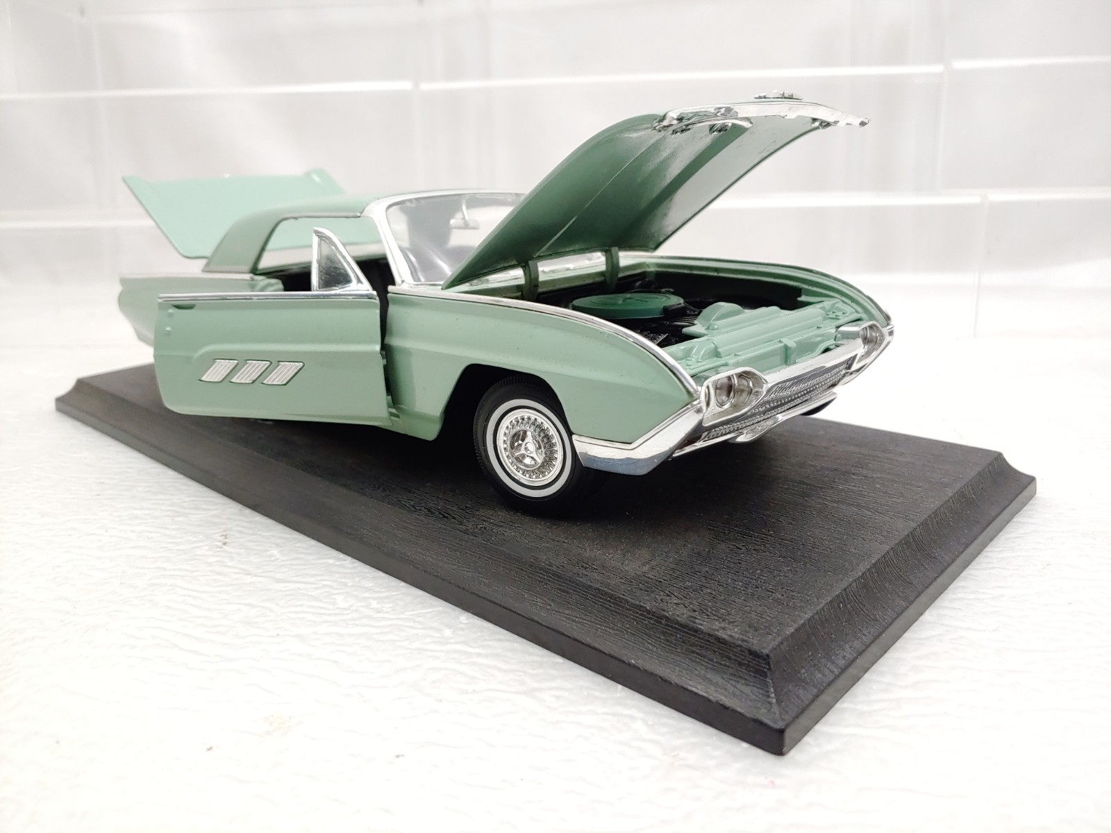 Anson 1963 Ford Thunderbird 1/18 Die-Cast Automobile with Stand