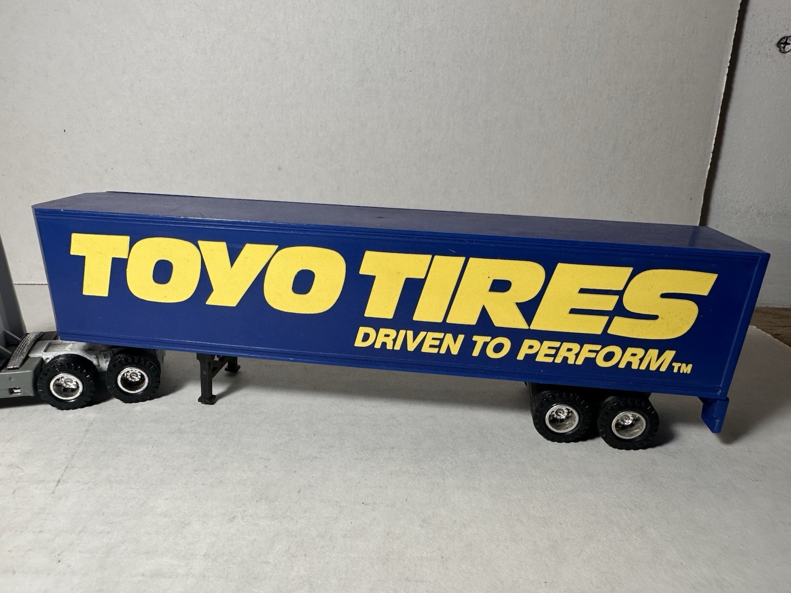 Road Champs International Toyo Tires Tractor Trailer Delivery Truck 1:64 12″