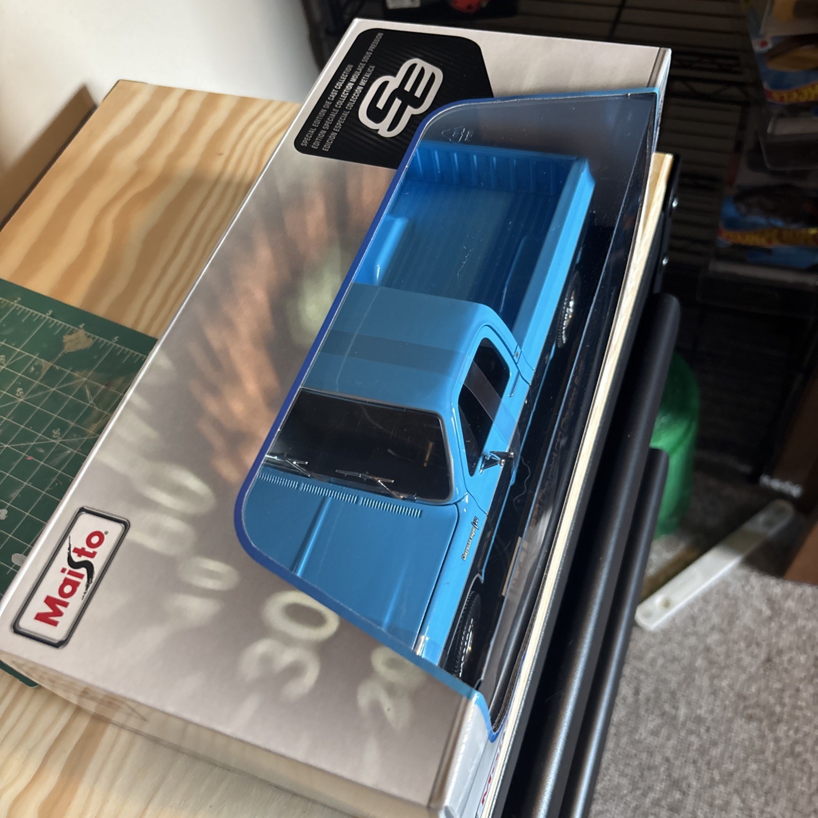 Maisto 1:18 Scale 1974 Chevrolet C10 Cheyenne Blue & Black Diecast Pickup Truck