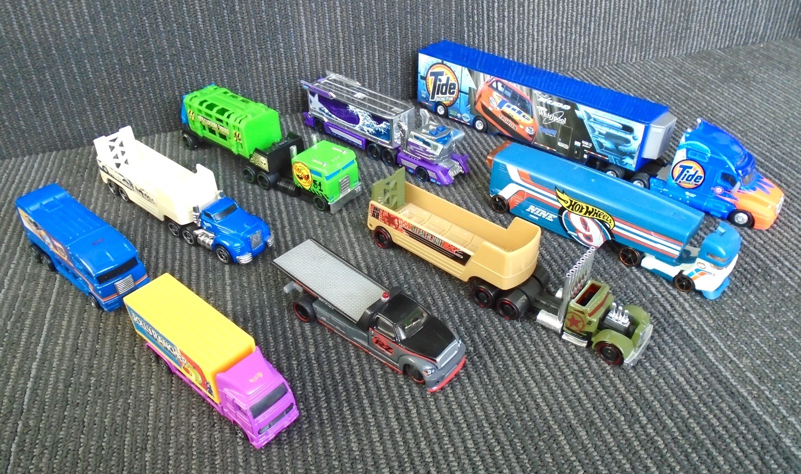 Misc Die Cast Hot Wheels Semi Trucks Lot of 9 Area 51 RZ Towing Stealth Unit