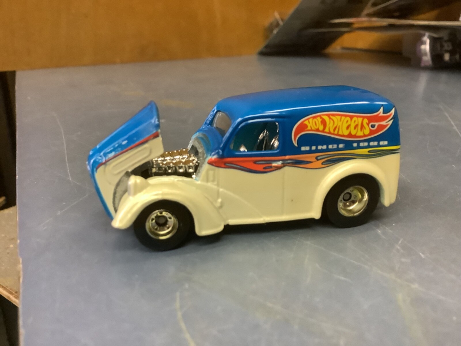 Anglia panel truck Hot Wheels Rod And Custom Magazine 100% Real Riders