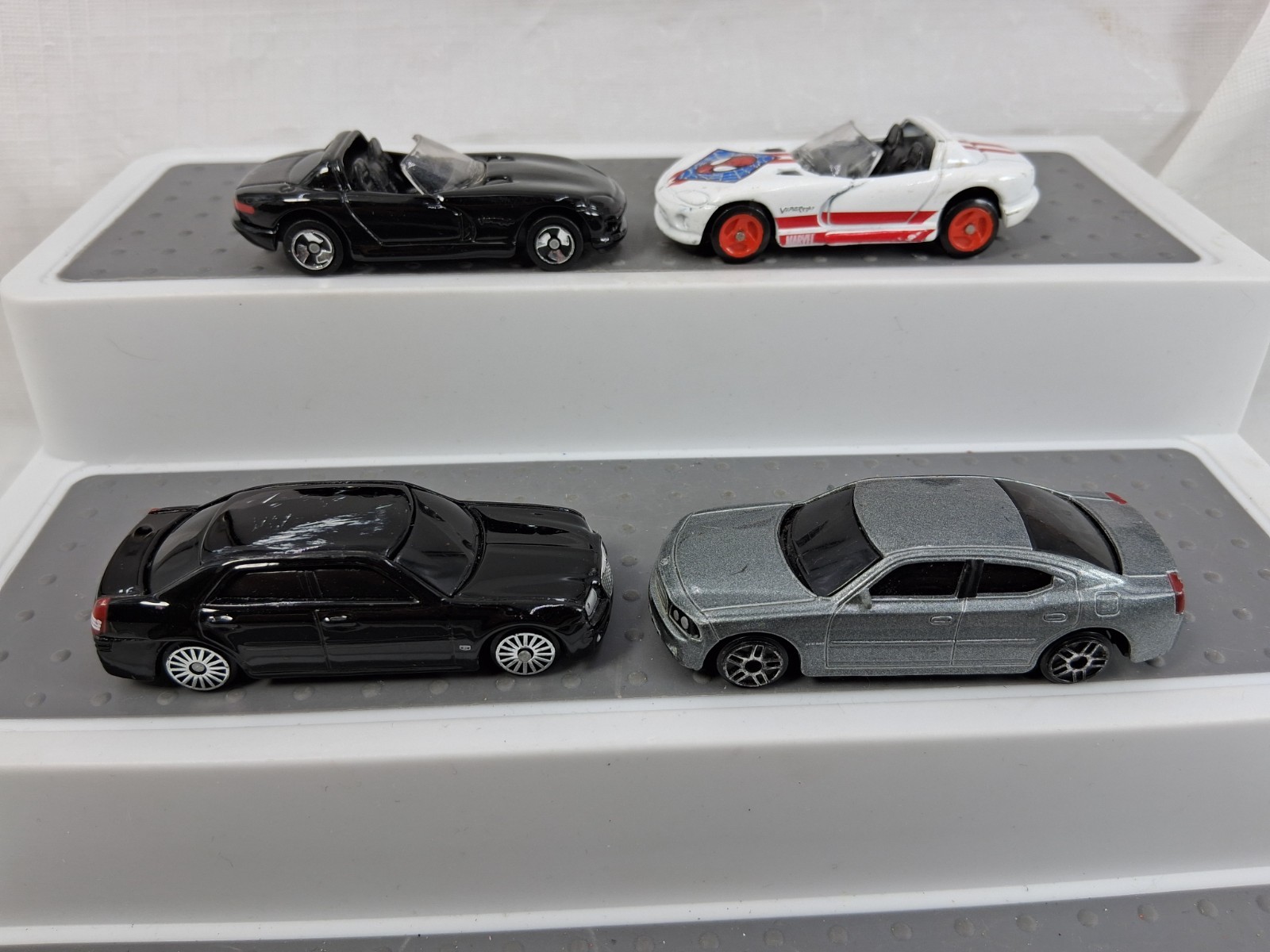 Maisto Chrysler 300C Hemi Dodge Charger Viper R/T Lot Of 4 Die Cast 1:64
