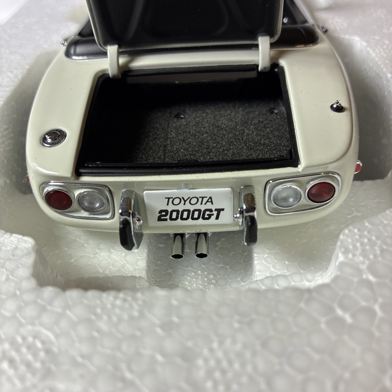 AUTO art MILLENNIUM 1/18 TOYOTA 2000GT White Miniature Scal bond Car Hobby 2010