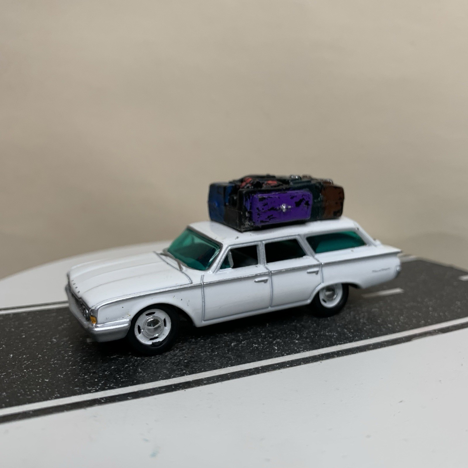 CUSTOM Johnny Lightning 1960 Ford Ranchero Wagon White w/Roof Luggage 1:64 NM