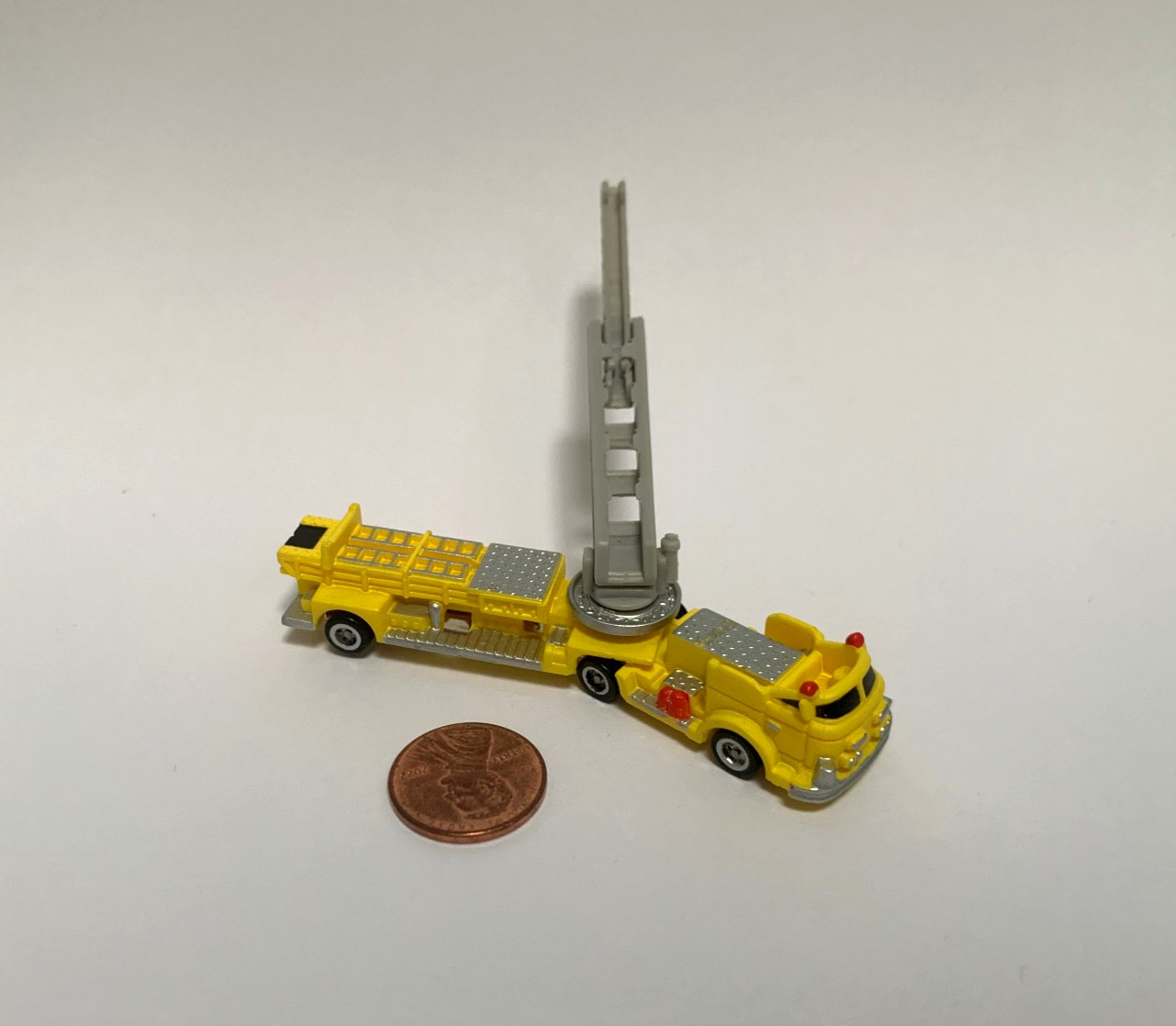 MICRO MACHINES SIZE N SCALE ARIAL FIRE LADDER TRUCK 1997 HOT WHEELS PLANET
