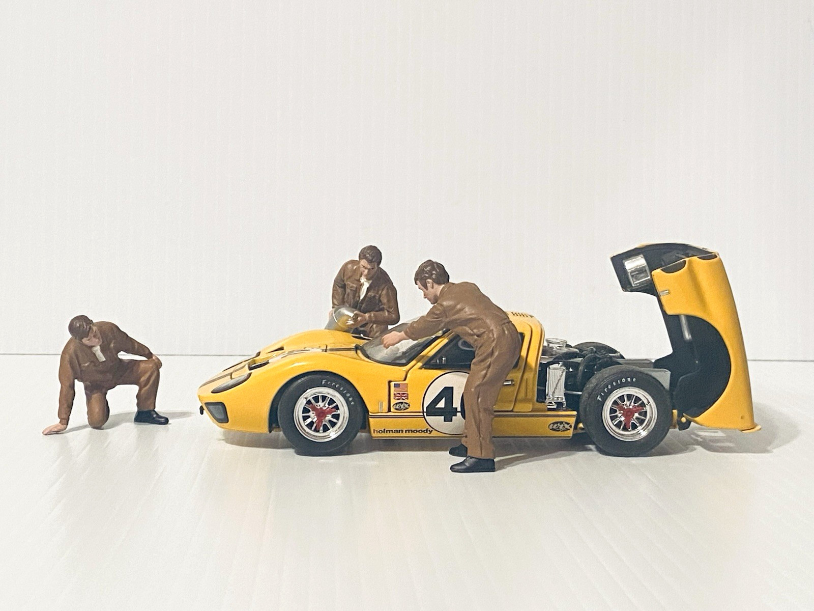 Wix 1966 Ford GT40 + 3 American Diorama Race Day Crew + Custom Showcase 1:24