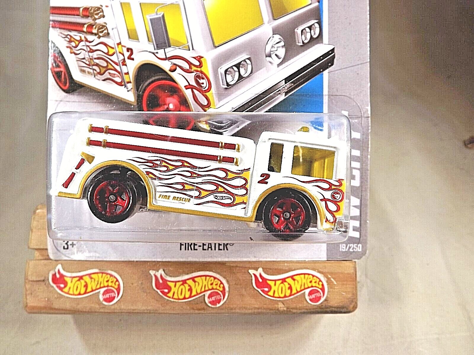 2013 Hot Wheels Treasure Hunt #19 HW City-HW Rescue FIRE EATER White w/Red 5 Sp