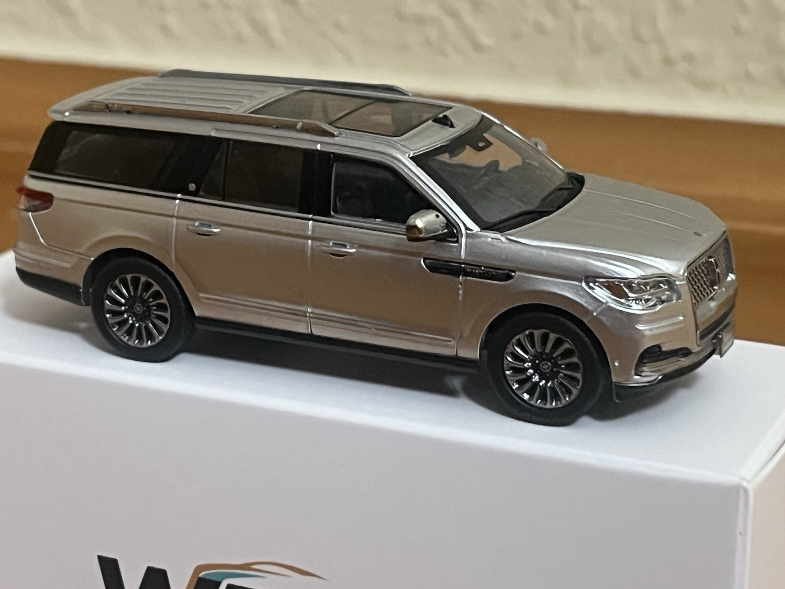 WTX 1:64 2018-2021 Lincoln Navigator L Reserve Silver W/ Folding Running Boards