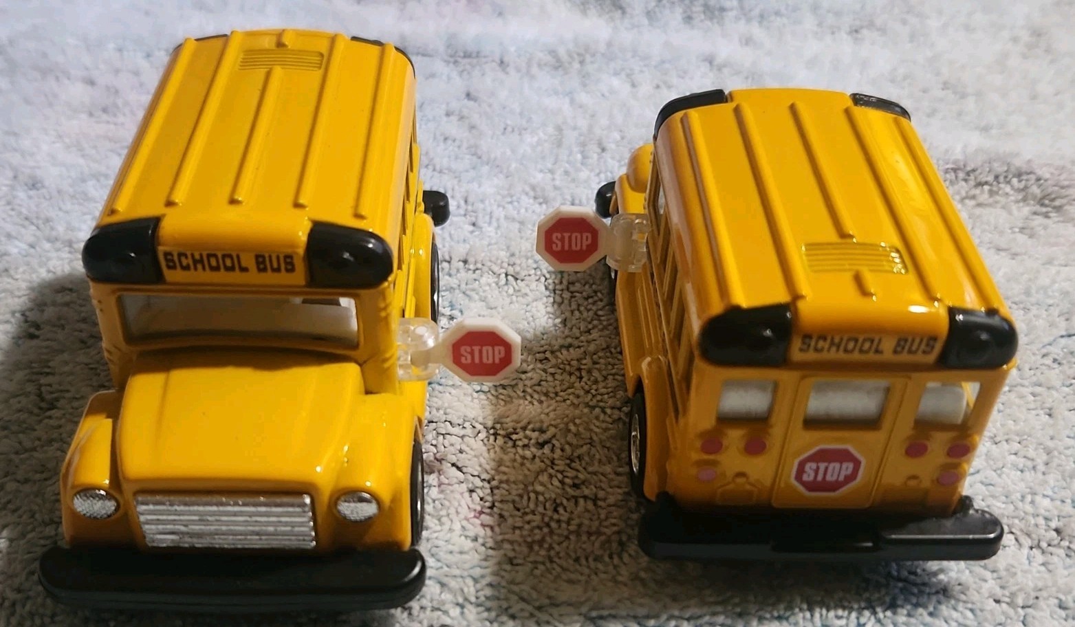 (2) Kintoy Yellow Mini-Short School Bus Diecast Pull Back Action Stop Sign Moves