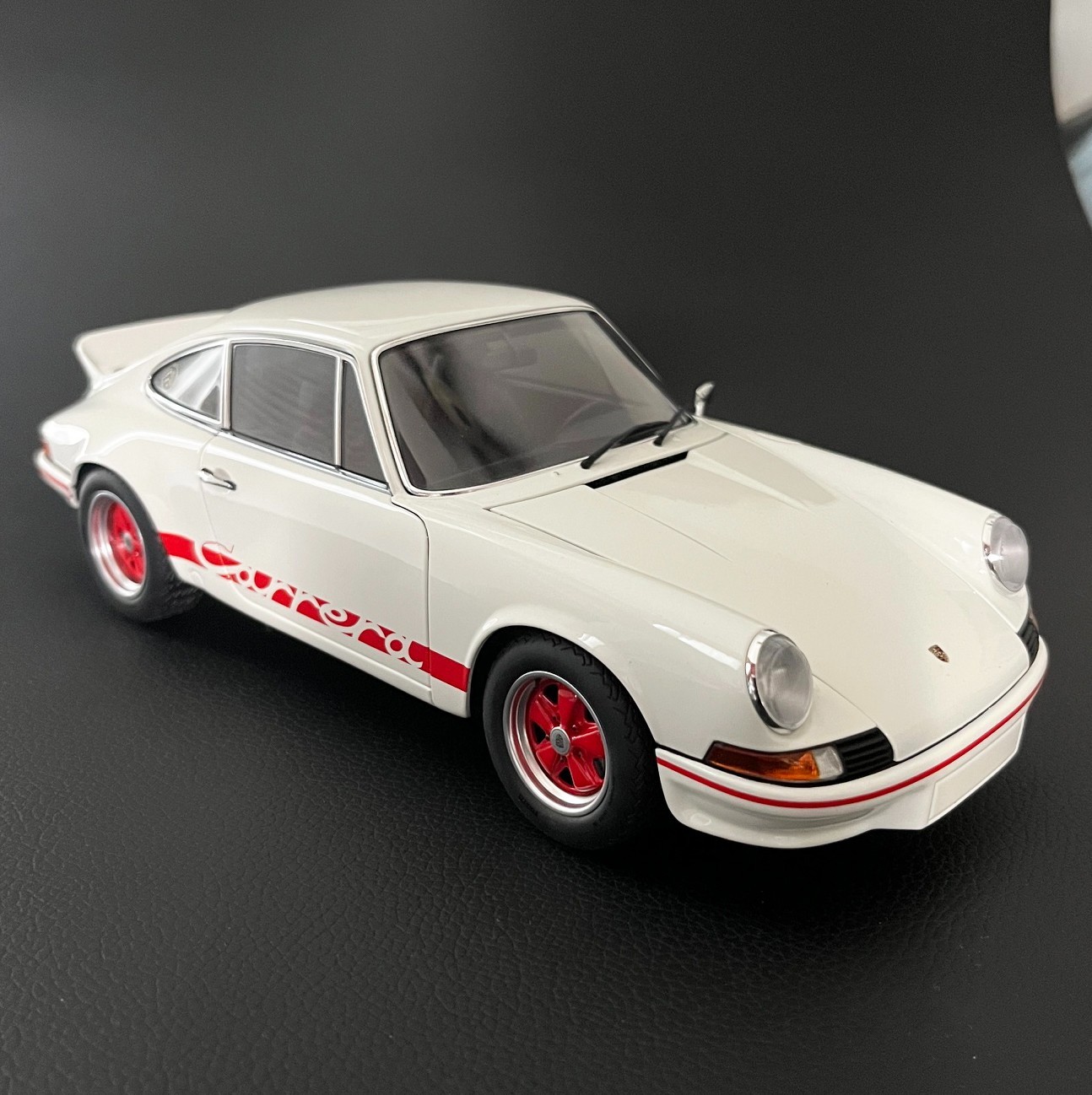 AUTOART PORSCHE 911 CARRERA 2.7 RS WHITE/RED W/ 1/18 F. PORSCHE FIGURINE