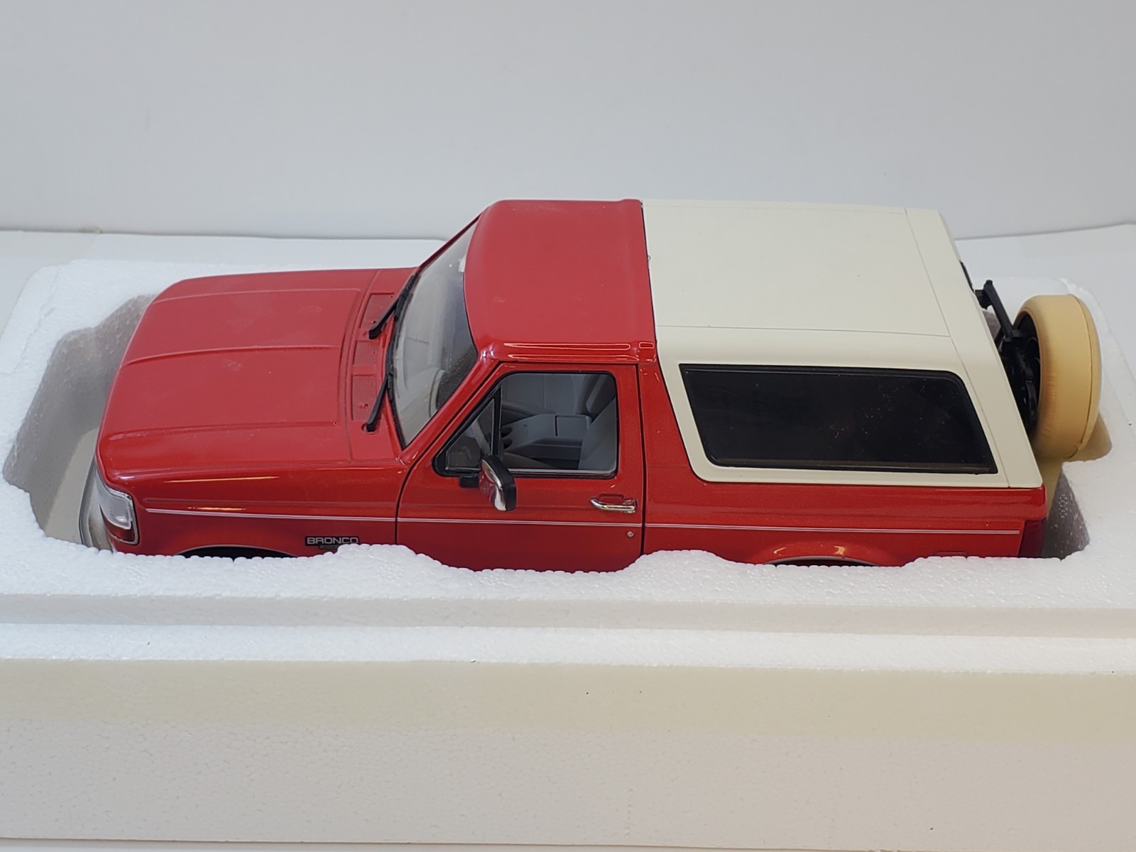 Greenlight 1994 Ford Bronco Eddie Bauer Edition Electric Red & Bronze 1/18
