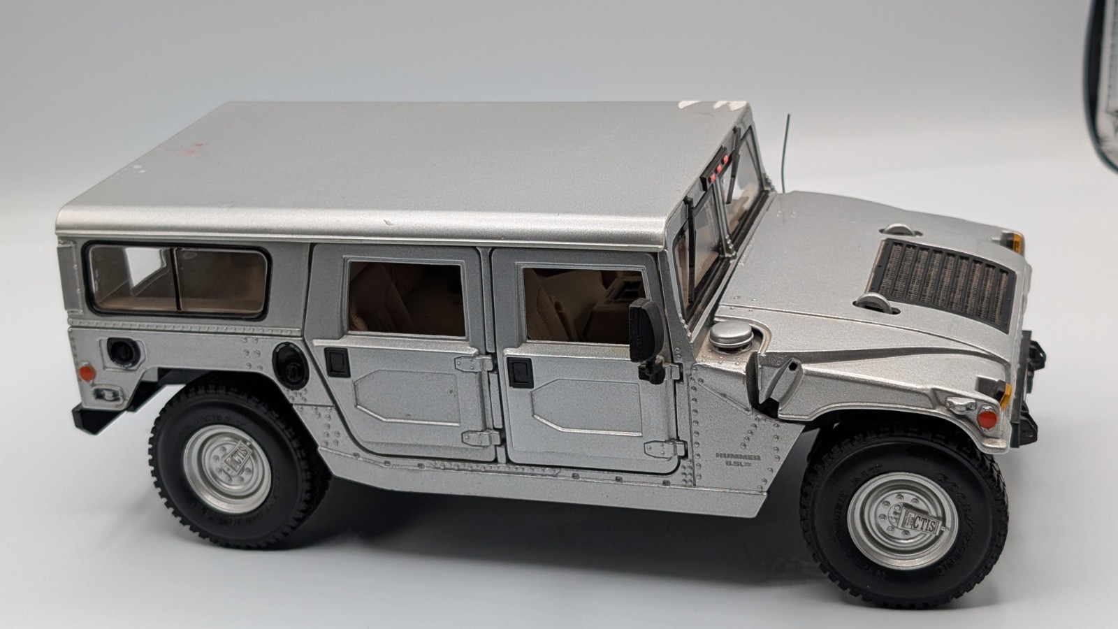 Maisto Hummer Hard Top 4×4 1:18 Scale Diecast Model Humvee Silver