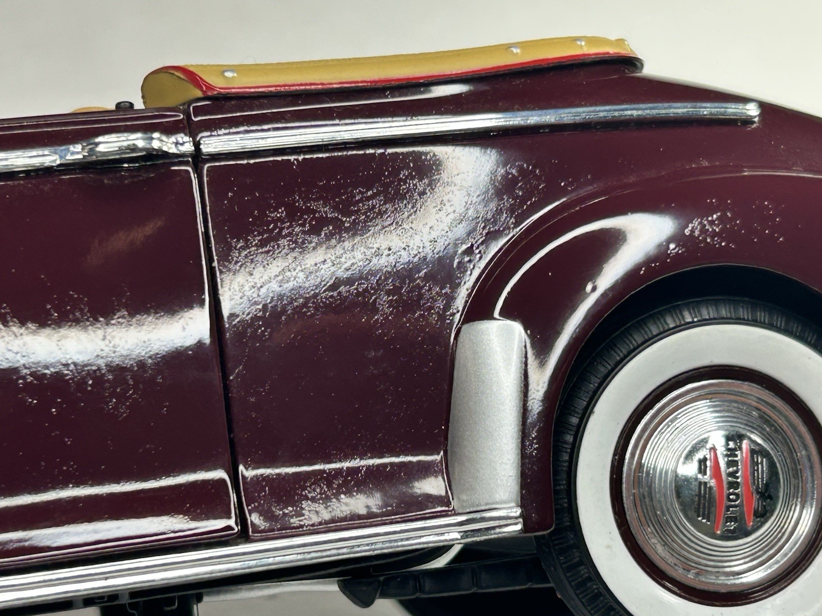 Universal Hobbies 1941 Chevrolet Special Deluxe Convertible Burgundy 1:18 DC