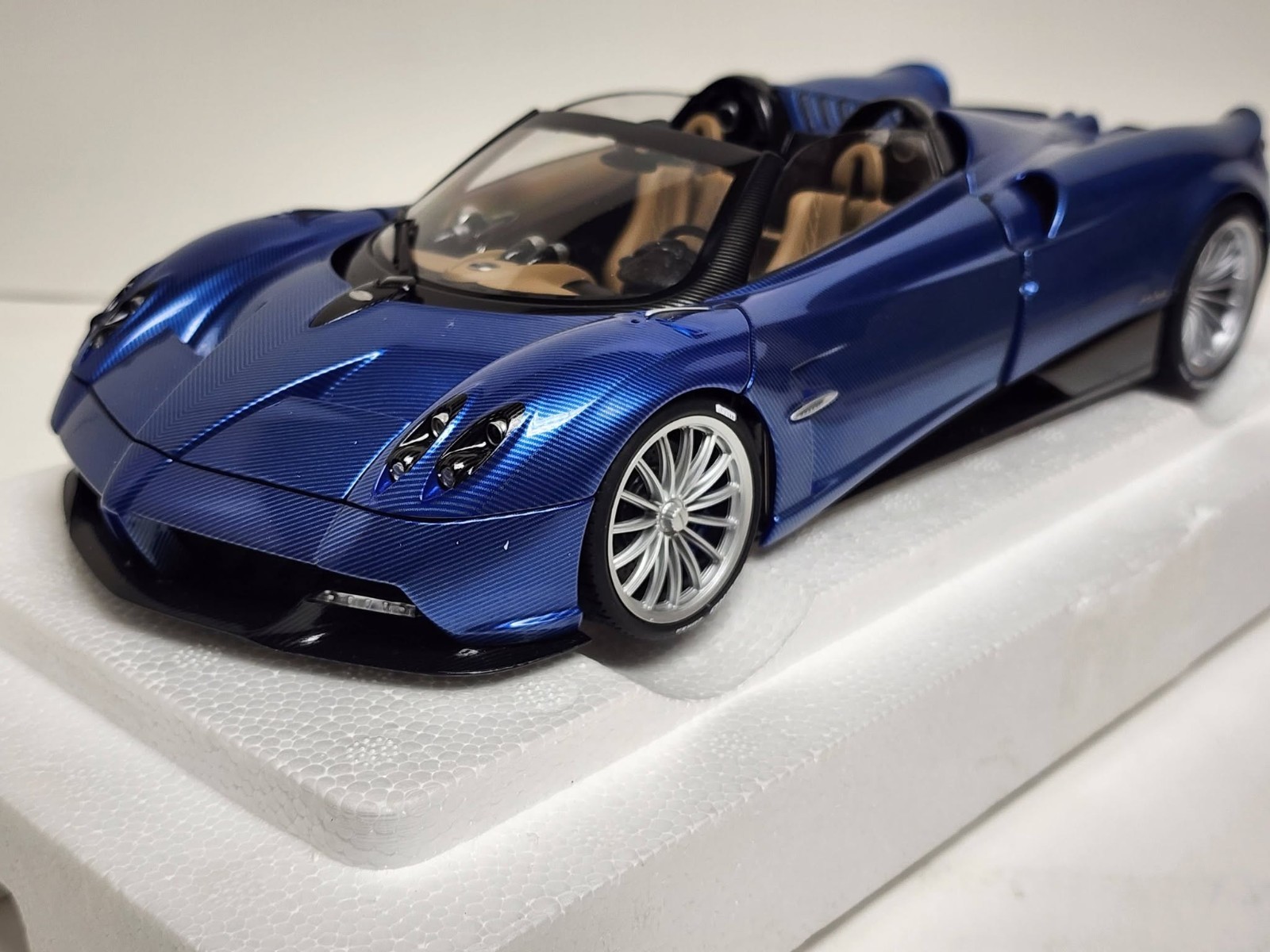 AUTOart 1:18 diecast car – Pagani Huayra Roadster (BLU Tricolore Carbon Fiber).