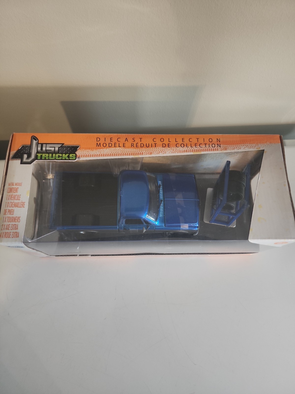 JADA TOYS JUST TRUCKS 1972 CHEVROLET CHEYENNE 1 24 SCALE DIECAST BLACK AND BLUE