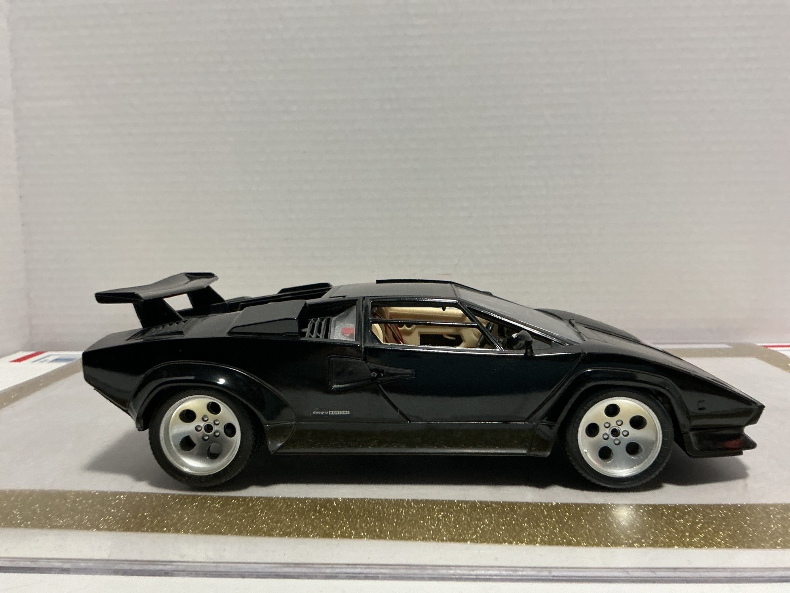 1/18 BURAGO LAMBORGHINI CANTACH 1988 BLACK ON TAN